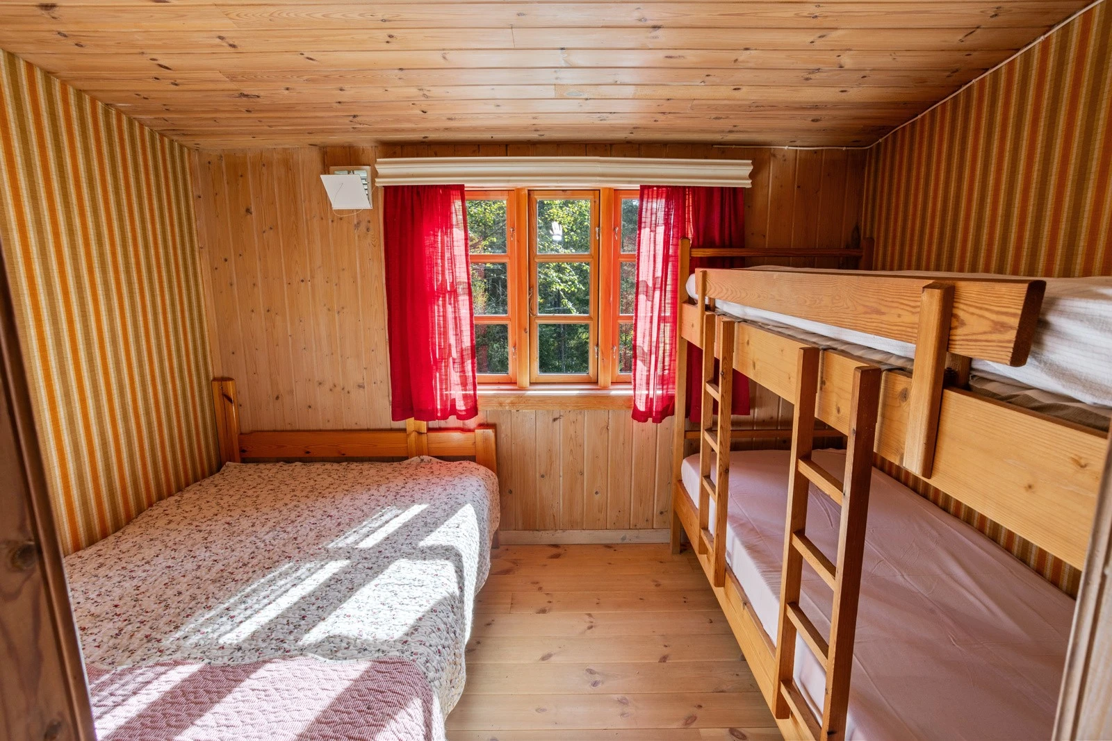 Soverom nr 2 med 3 sengeplasser Galleribilde