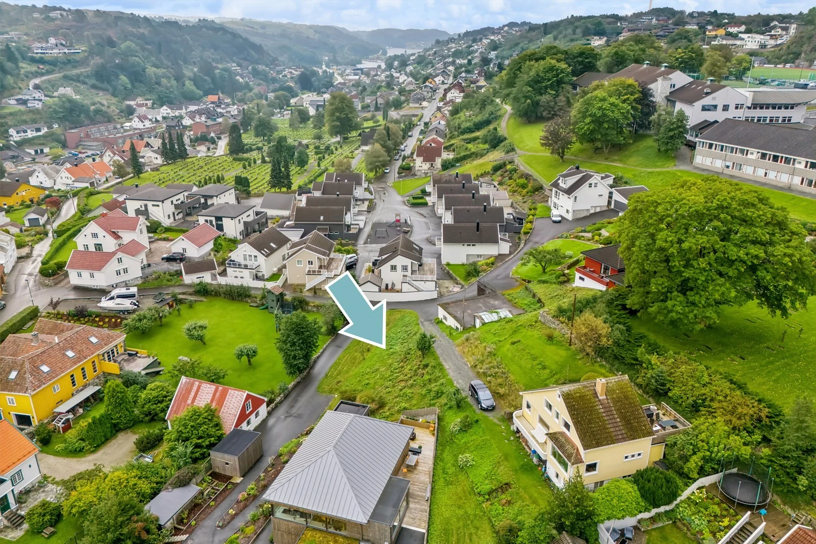 Kort gangavstand til Husabø Barne- og ungdomsskole samt idrettsanlegg og svømmehall. Meget barnevennlig område. Galleribilde