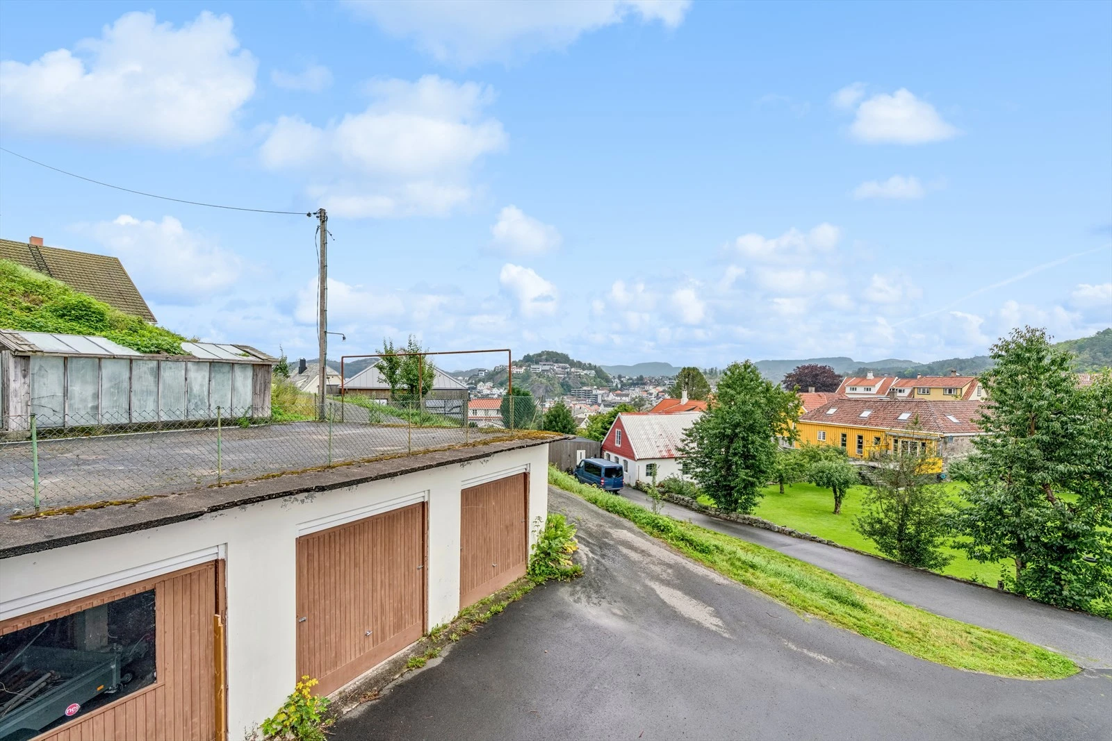 Garasjeanlegget er bygget ca 1953 iflg. tegninger. Galleribilde