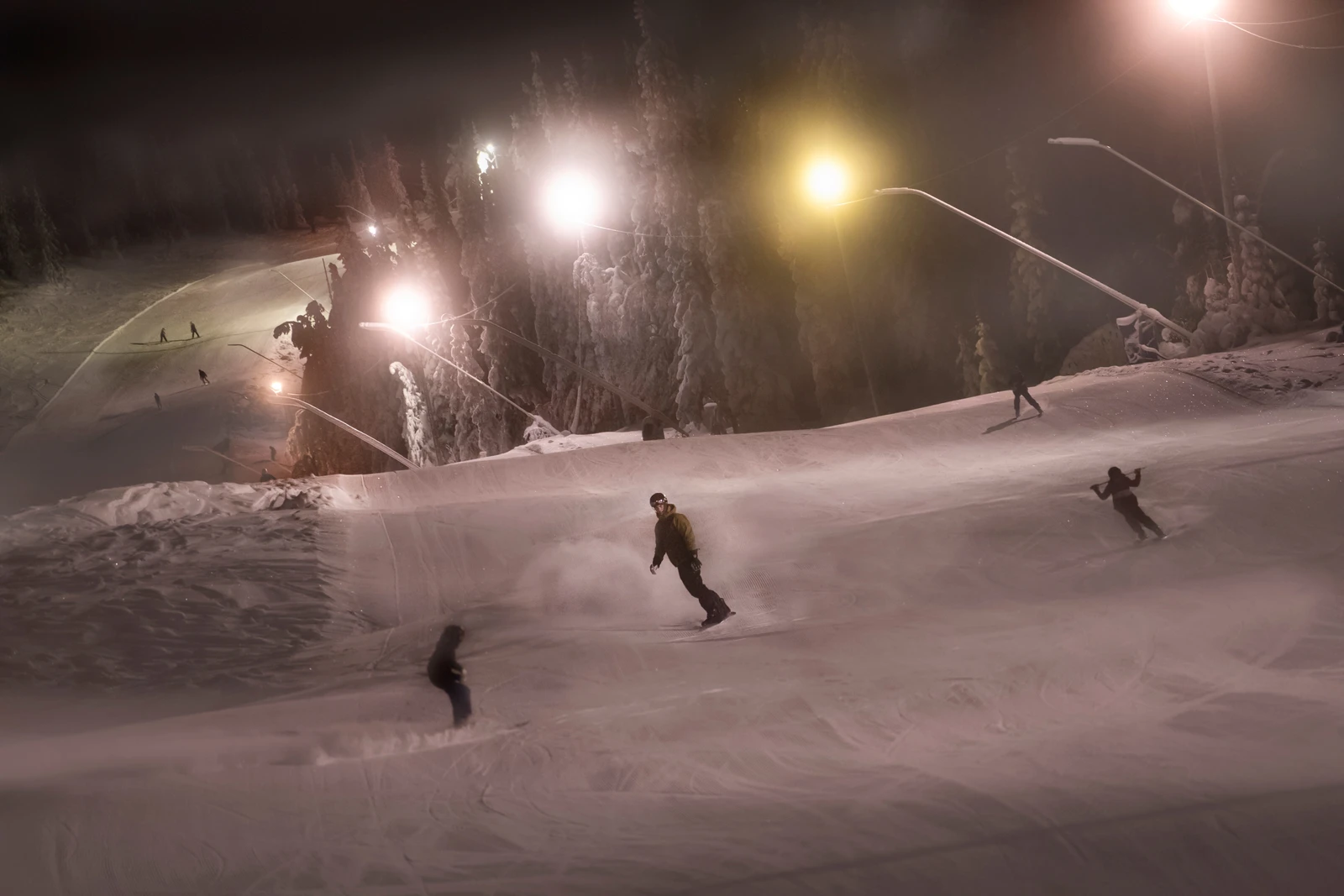 Alpinbakken har over 1.700 meter lengde og alt fra grønne til røde løyper og partier. Egen barnebakke. Galleribilde