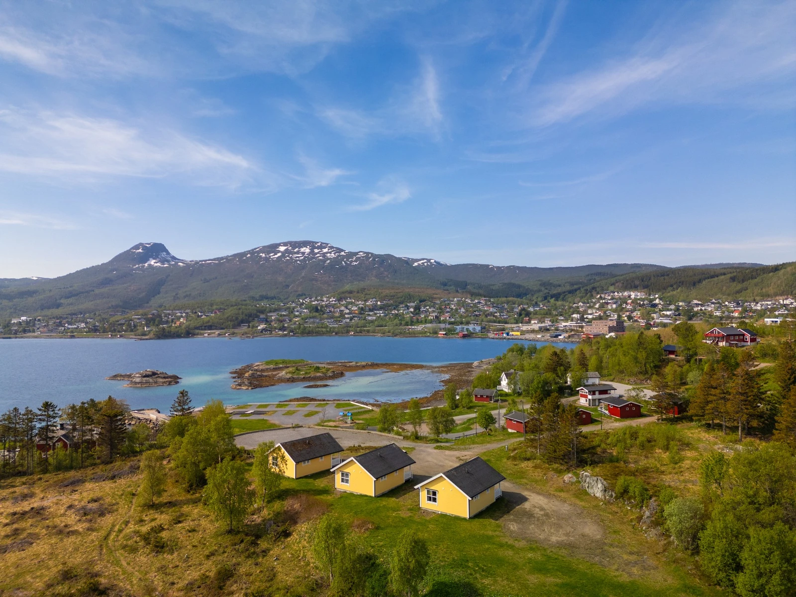 På eiendommen står det i dag 8 campinghytter og en sanitærbygning ført opp på 80/90-tallet, samt et resepsjonsbygg fra 2006 Galleribilde