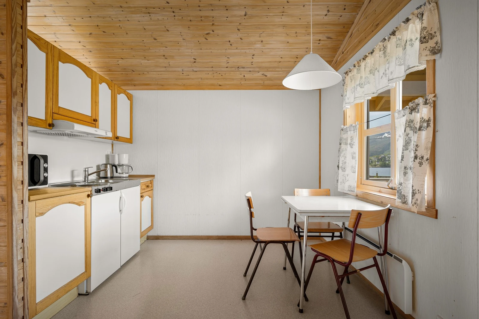 Disse er ca 34 kvm og har fire sengeplasser (en etasjeseng i soverom og den andre i "stua"). Galleribilde