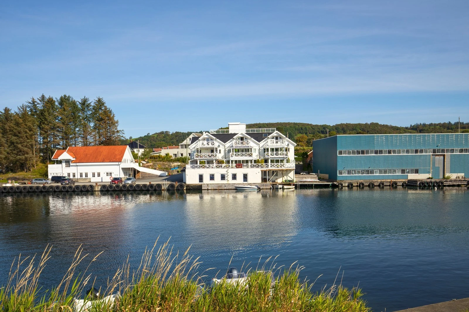 Lokalet ligger idyllisk til like i sjøkanten Galleribilde