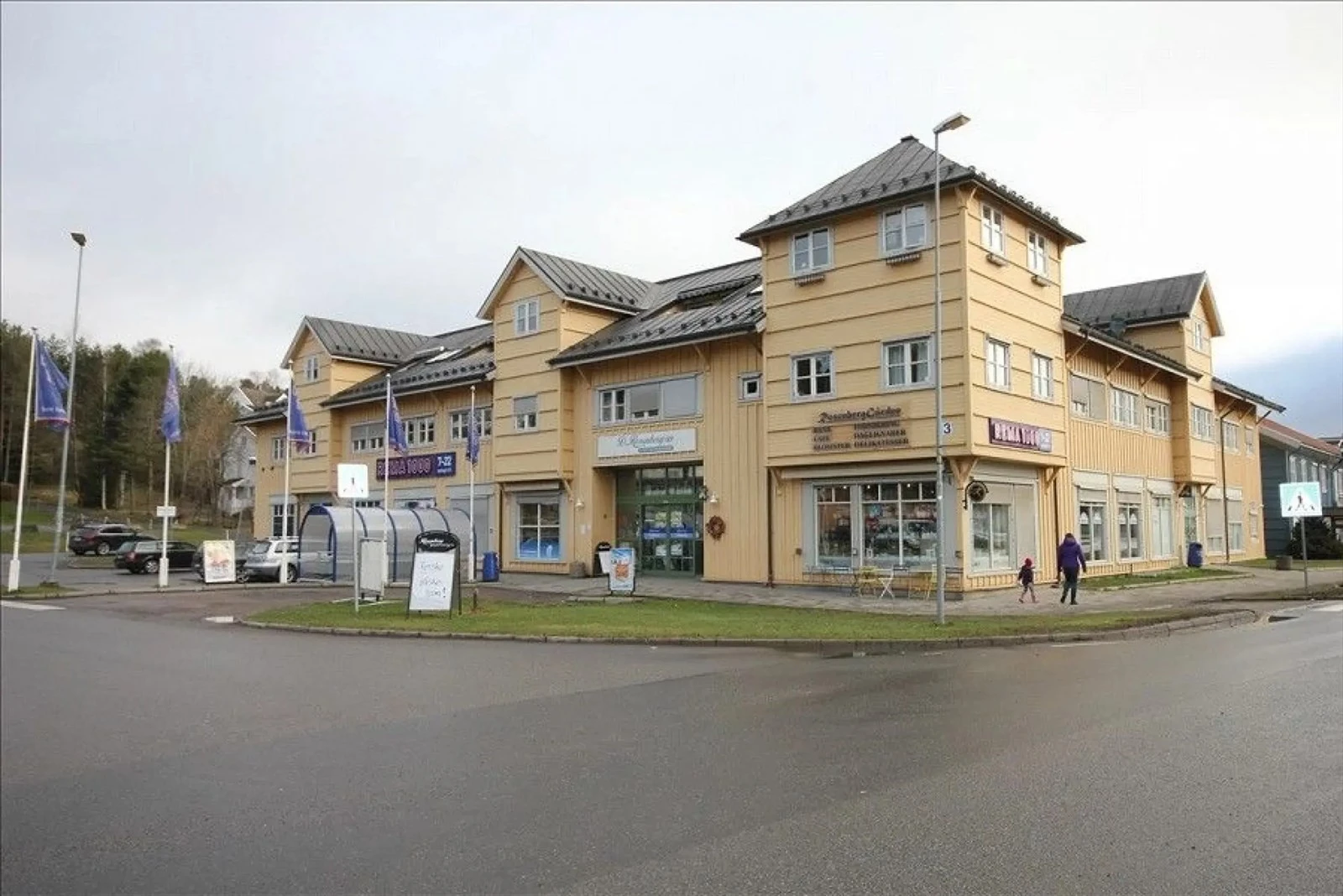 Det er umiddelbar nærhet til Fetsund sentrum. Her finnes bl.a Rema 100, Spar, Coop Xtra, treningssenter, samt baker, lege, apotek, tannlege, blomsterbutikk, og flere matserveringssteder og gatekjøkken Galleribilde