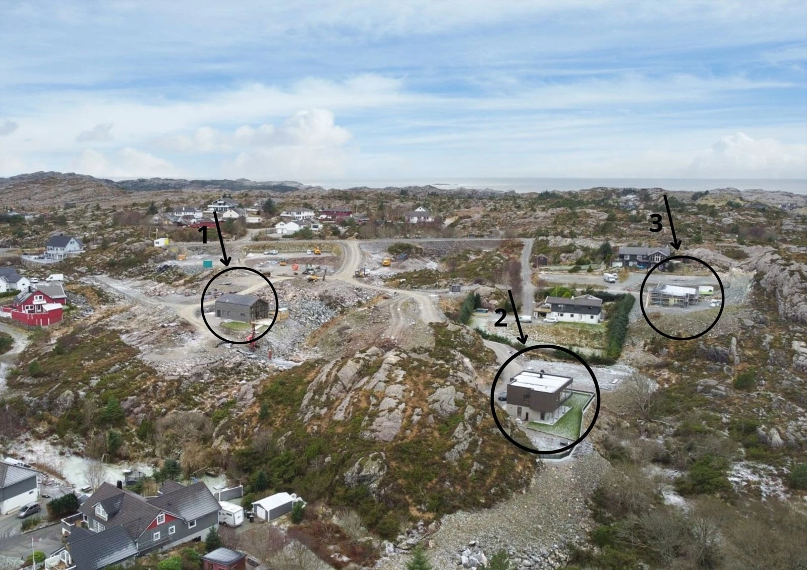 - 2 hus er allerede innflyttet - Hus 1,2 og 3 er under oppføring - Galleribilde