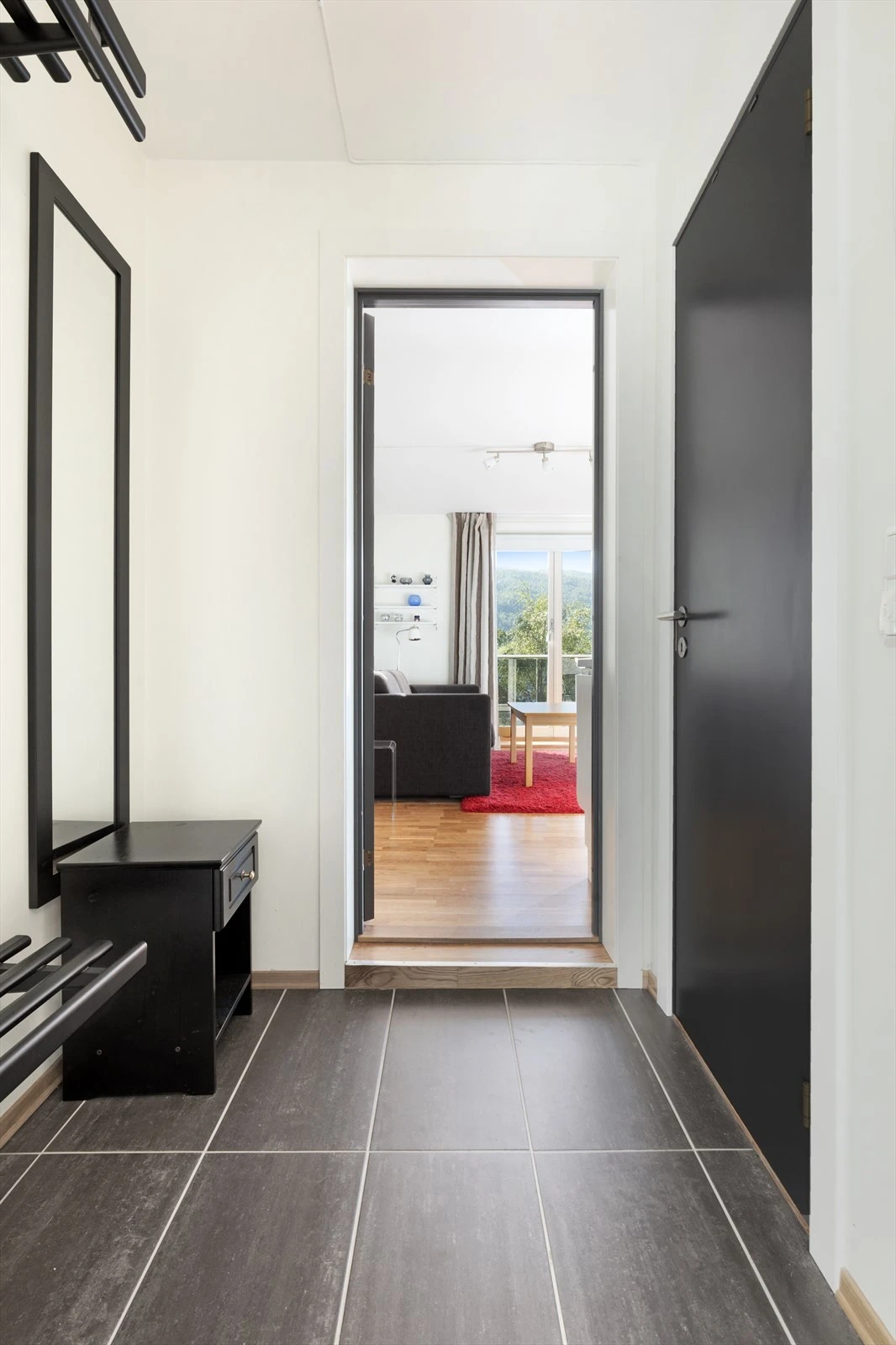 Entré har fliser på gulv, sko- og hattehylle, samt knagger. Plass til et garderobeskap om ønskelig. Galleribilde