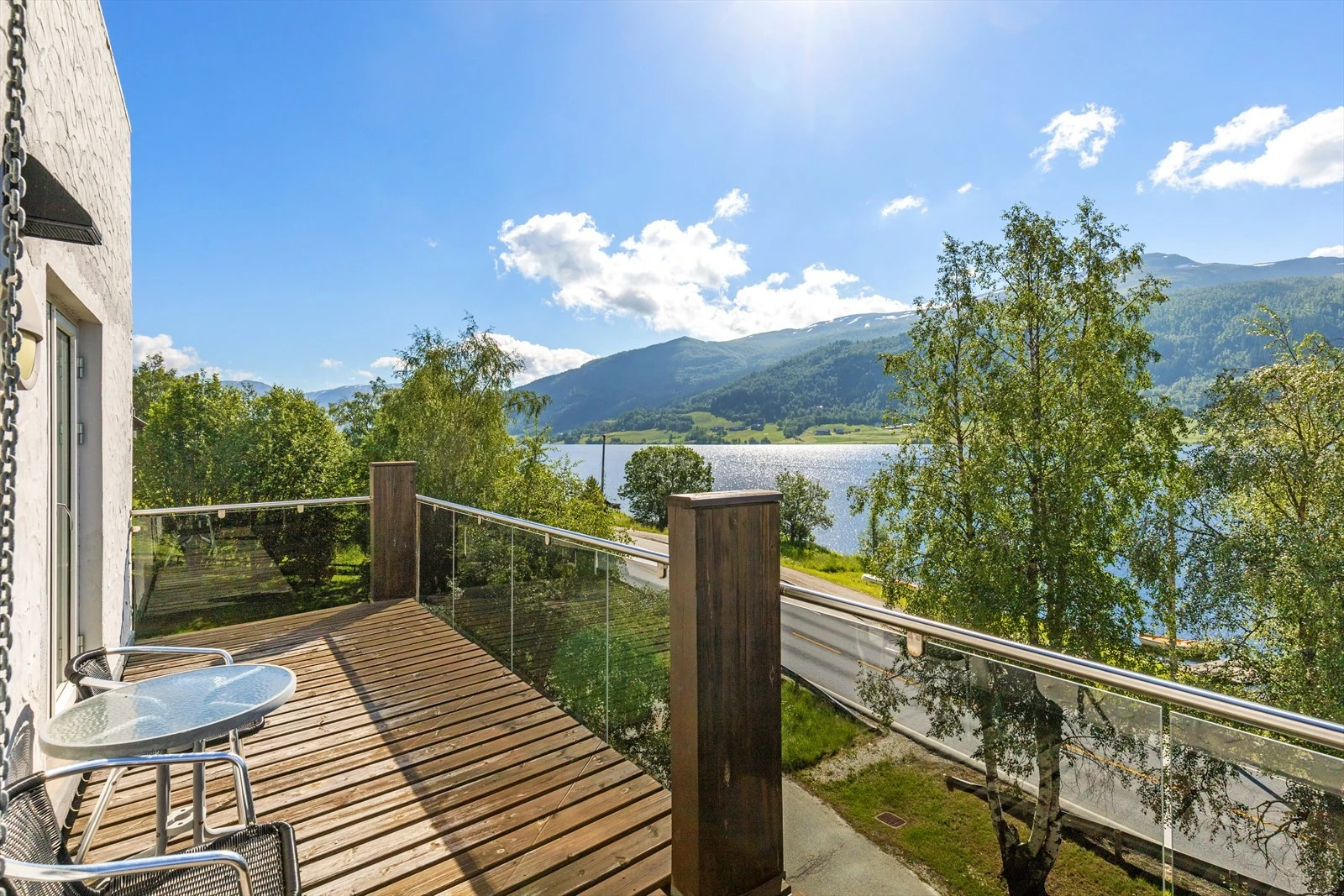 Beliggenheten egner seg ypperlig for helårsbruk med fantastiske turområder, skiløyper og aktivitetsmuligheter like utenfor døren. Galleribilde