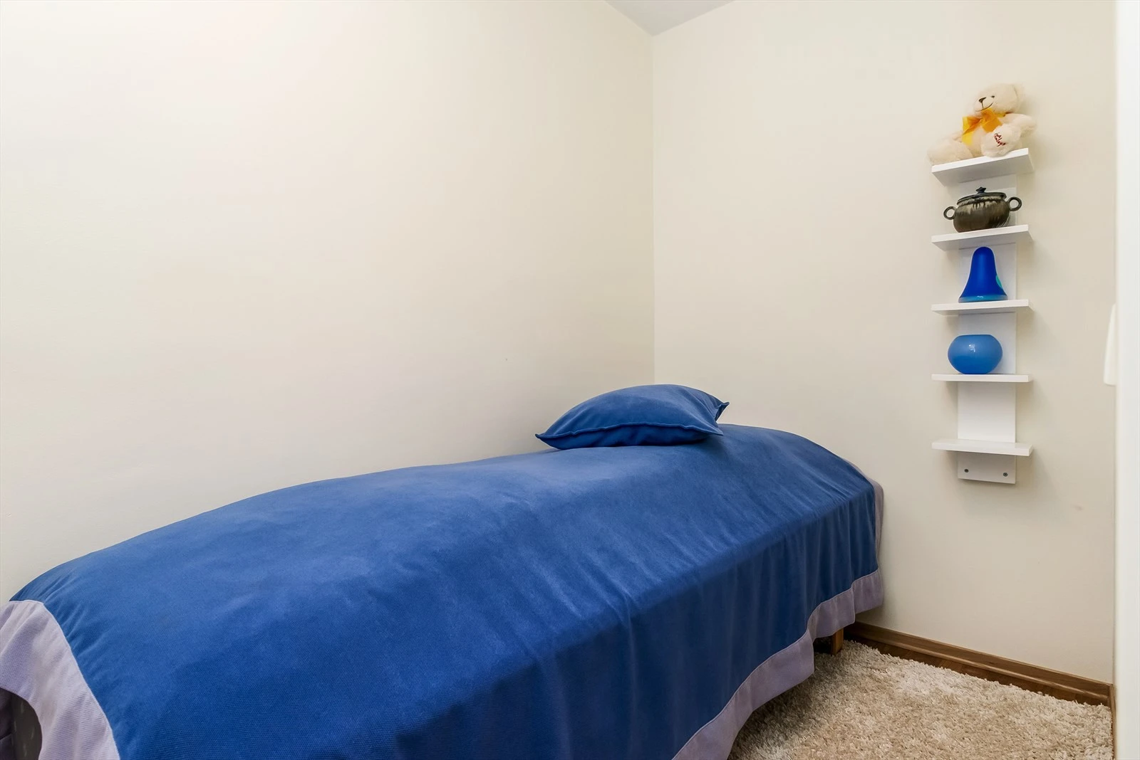 Det ekstra rommet er benyttet til gjesterom, og har plass til en liten dobbeltseng. Praktisk med hyller på vegg som nattbord. Galleribilde