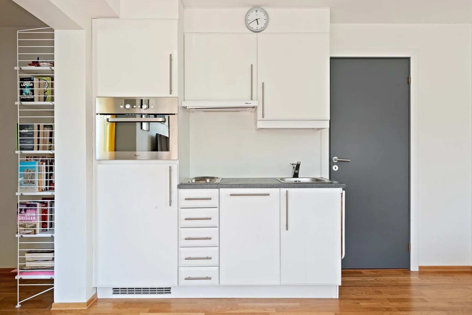 Arealeffektiv og pen kjøkkeninnredning med plass til det man behøver for ferieoppholdet. Galleribilde