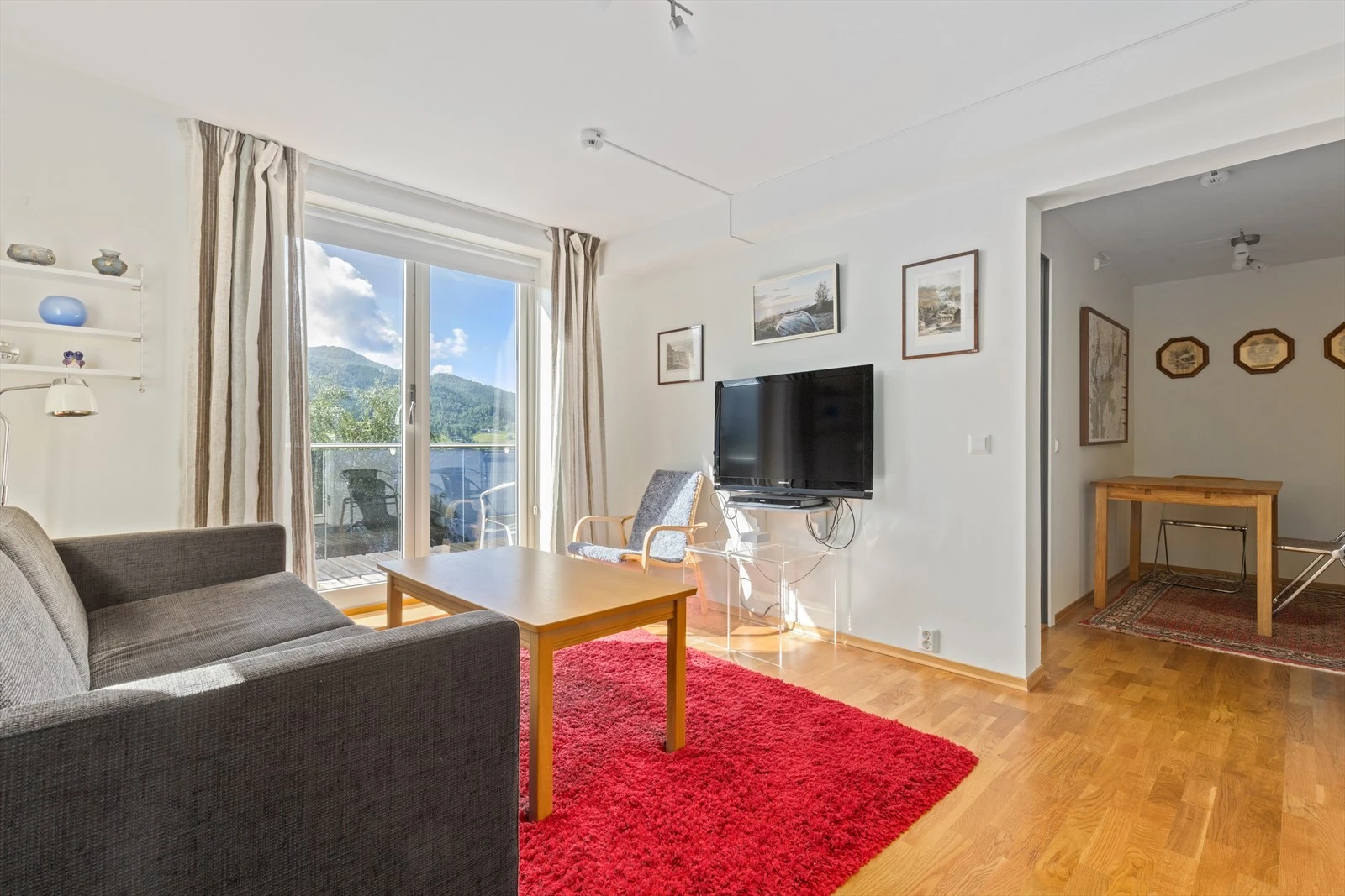 Innvendig har leiligheten moderne kvaliteter, og en fantastisk planløsning som gjør det kjekt for en familie å være samlet. Galleribilde