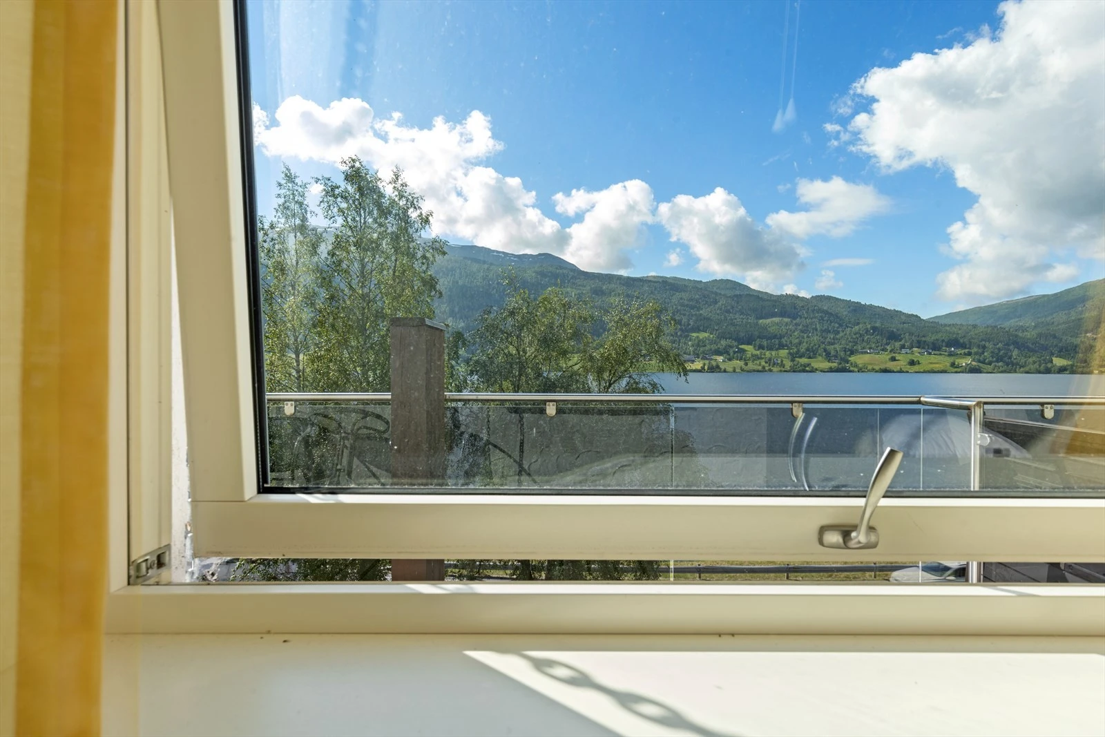 Nydelig utsikt over Oppheimsvannet og omkringliggende fjell. Galleribilde