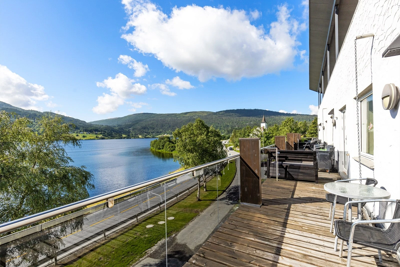 Når vår og sommer er i anmarsj blir altanen en naturlig forlengelse av stuen, hvor man har svært gode sol- og utsiktsforhold. Galleribilde