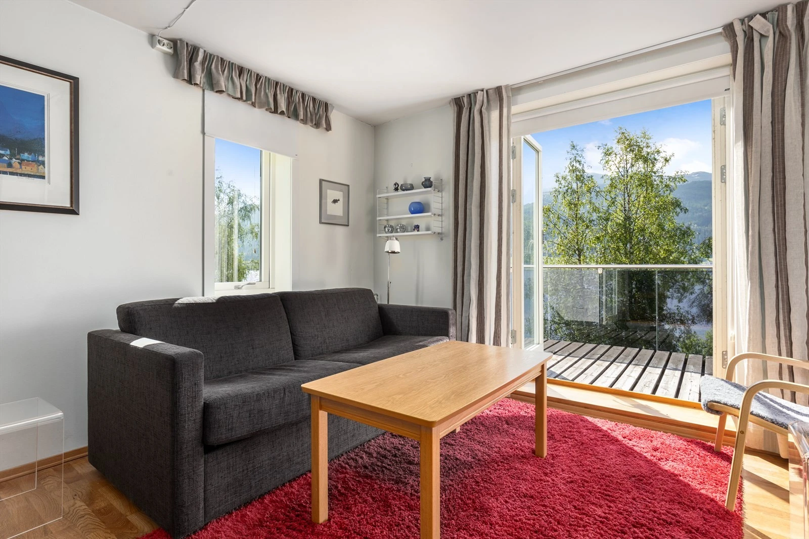 Beliggenheten på hjørnet i bygget sikrer rikelig med lysinnslipp fra flere sider, mens man kun har naboer på den ene siden. Galleribilde