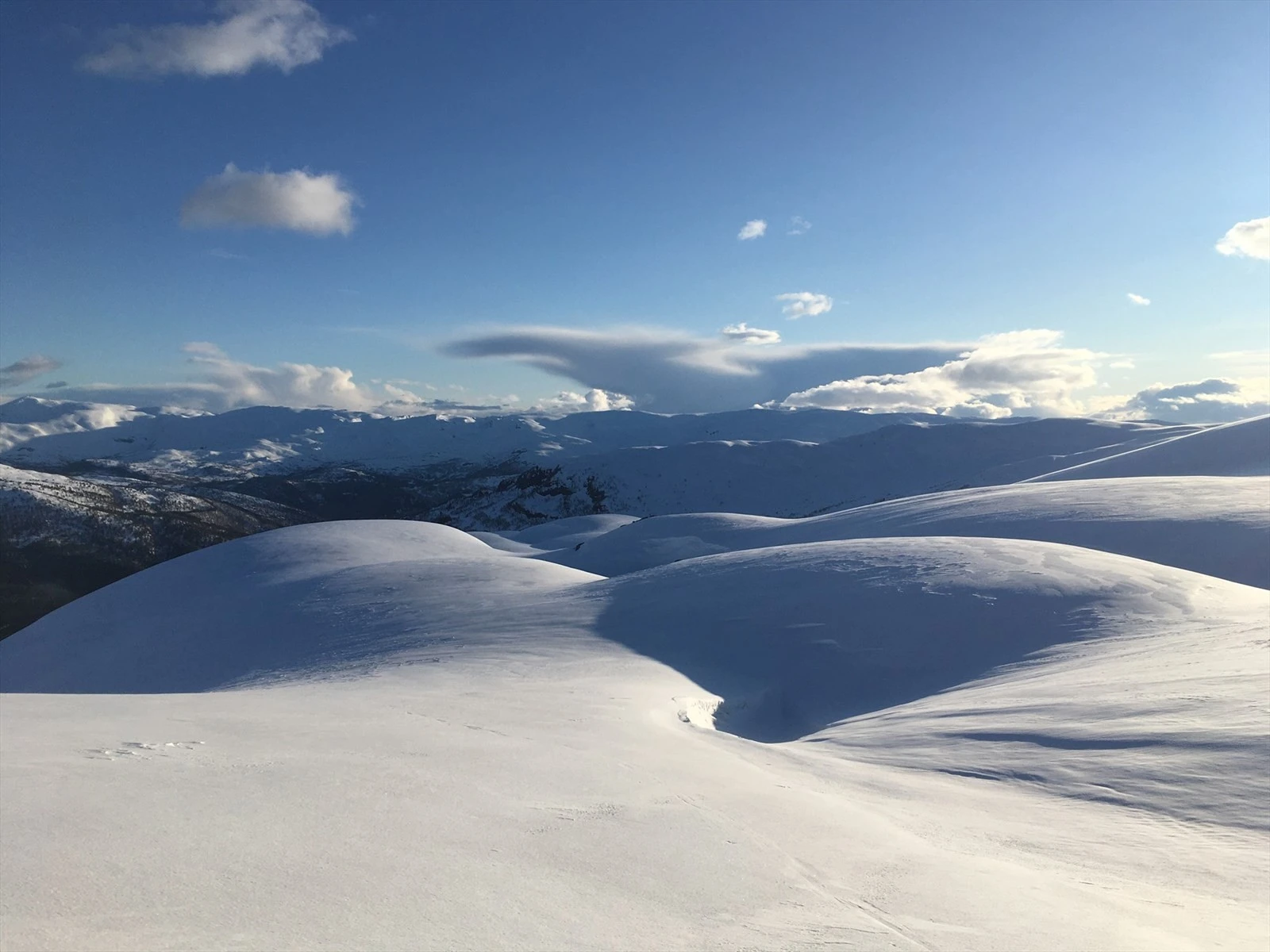 Ypperlig terreng enten du ønsker en tur på randonee, i alpinbakken eller preparerte skiløyper på langrenn. Galleribilde