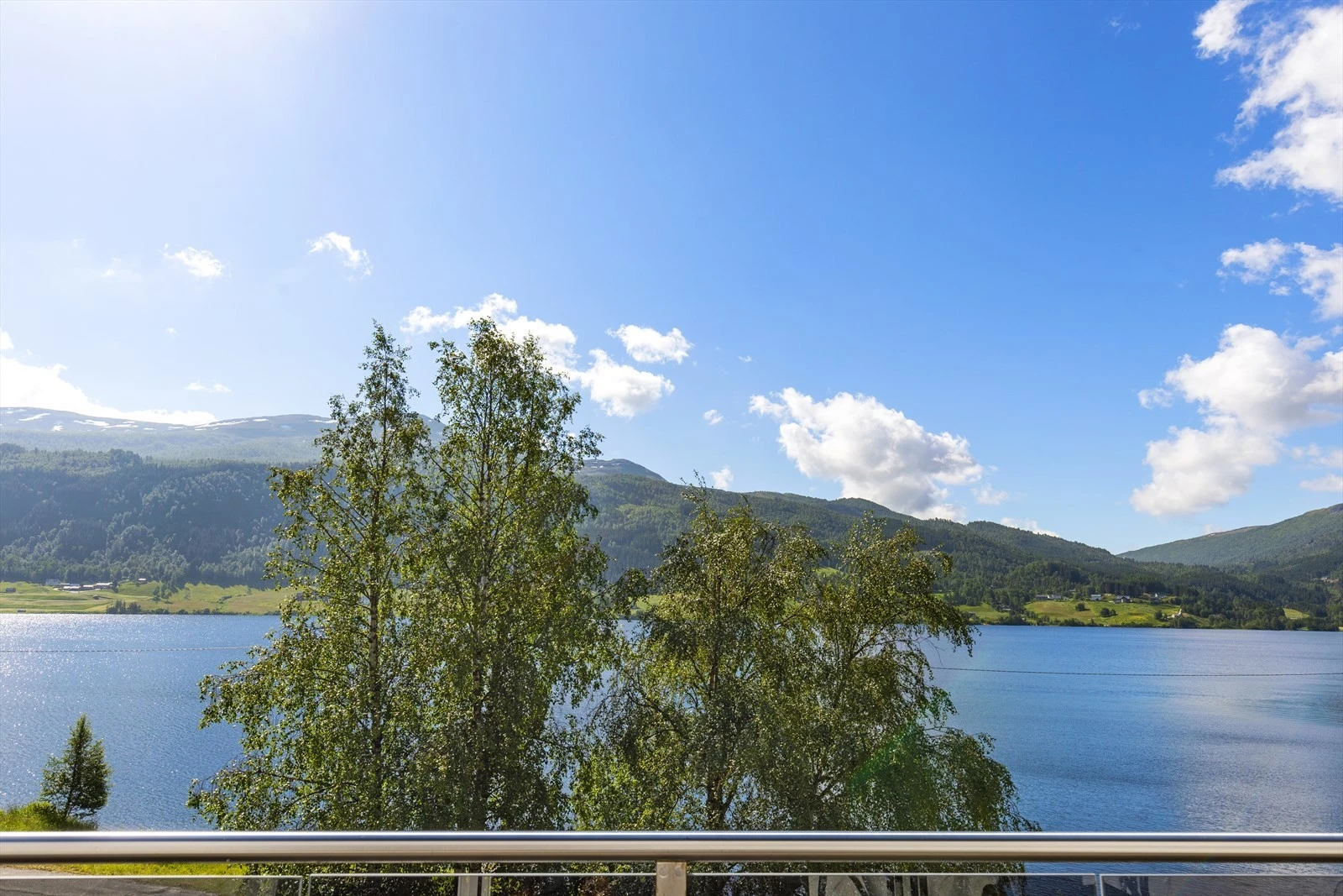 Fantastisk utsikt over fjell og sjø... Galleribilde