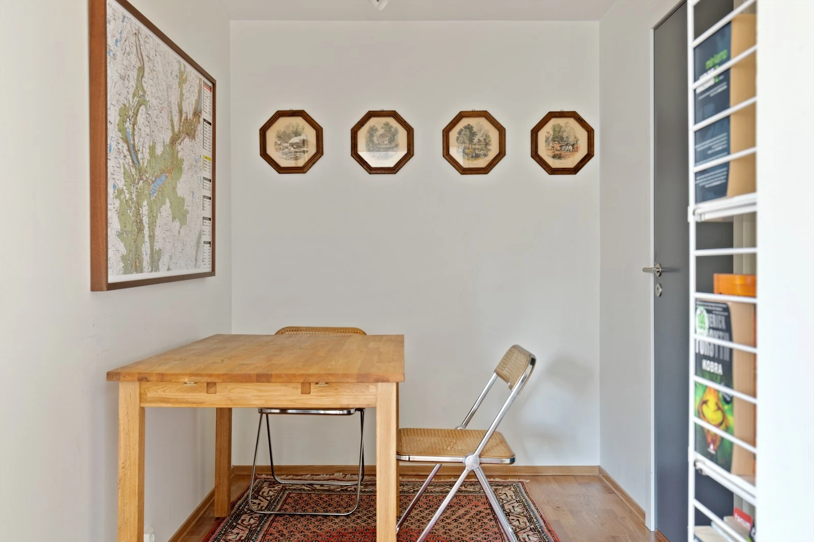 Koselig spisestue med plass til at familien kan samles rundt middagsbordet. Galleribilde