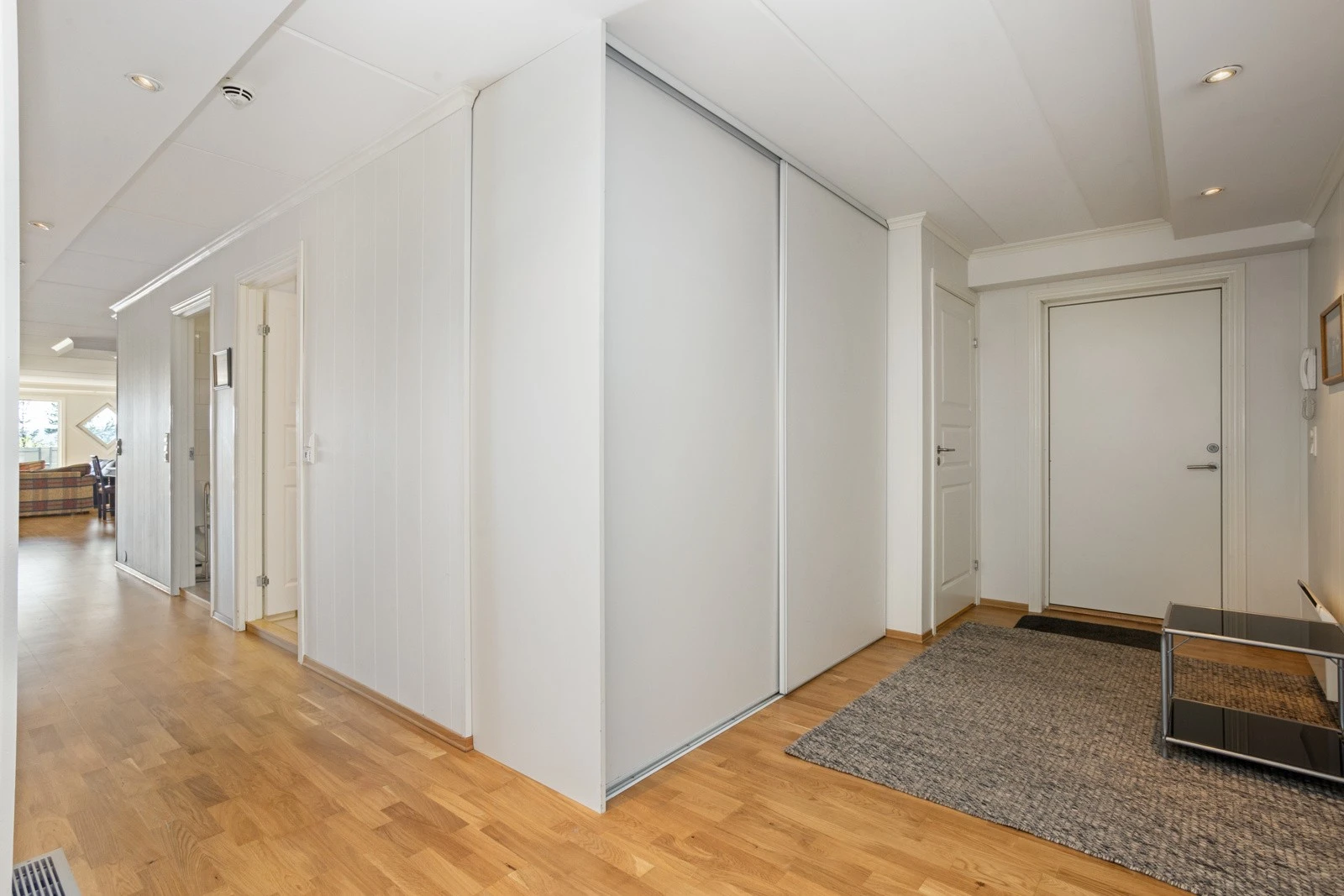 Entré / hall med skyvedørsgarderobe Galleribilde