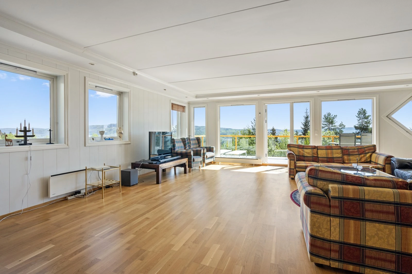 Ende-/hjørneleilighet med vinduer på to sider gir ekstra lys og sol inn Galleribilde