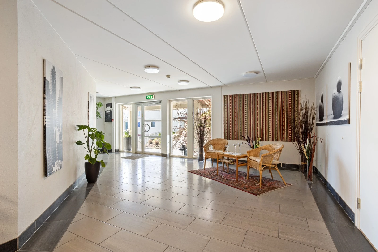 Stor felles flislagt hall / inngangsparti | dørtelefon Galleribilde