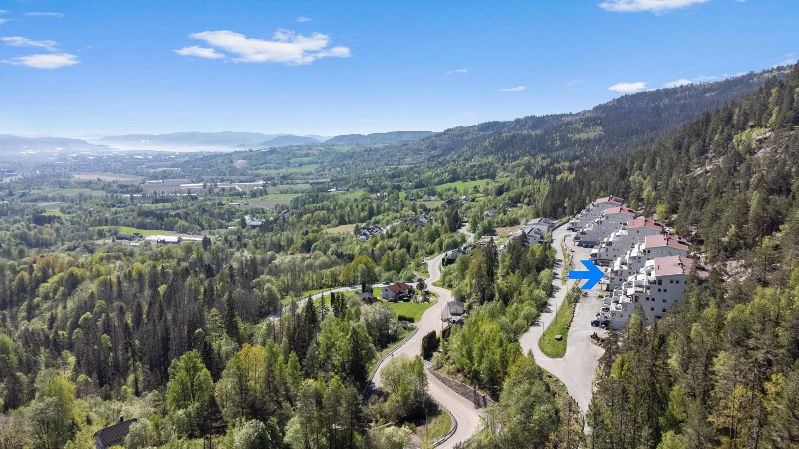 Terrasseleilighet i ende med naturskjønn beliggenhet lunt i åskanten på Egge med god utsikt mot Lierdalen og Drammensfjorden Galleribilde