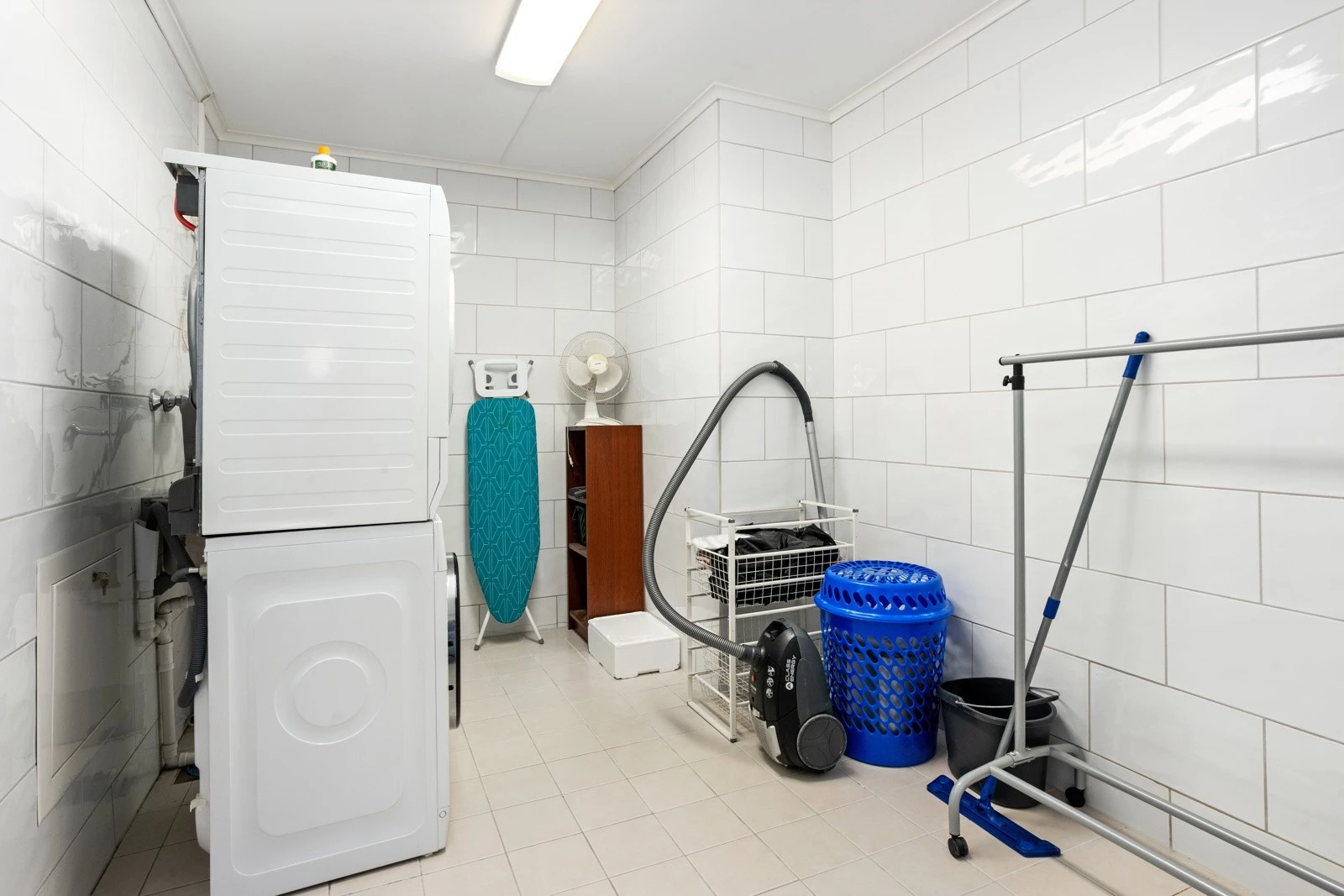 Stort flislagt vaskerom Galleribilde