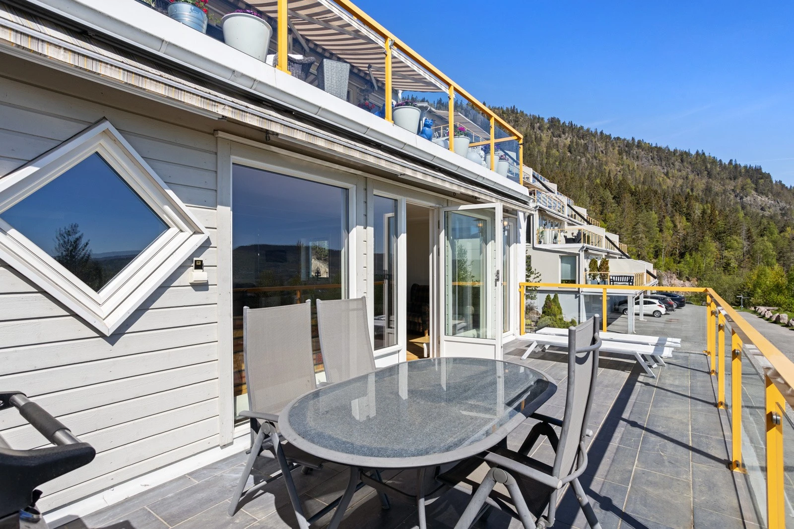 God plass til spisegruppe og solsenger på terrassen Galleribilde