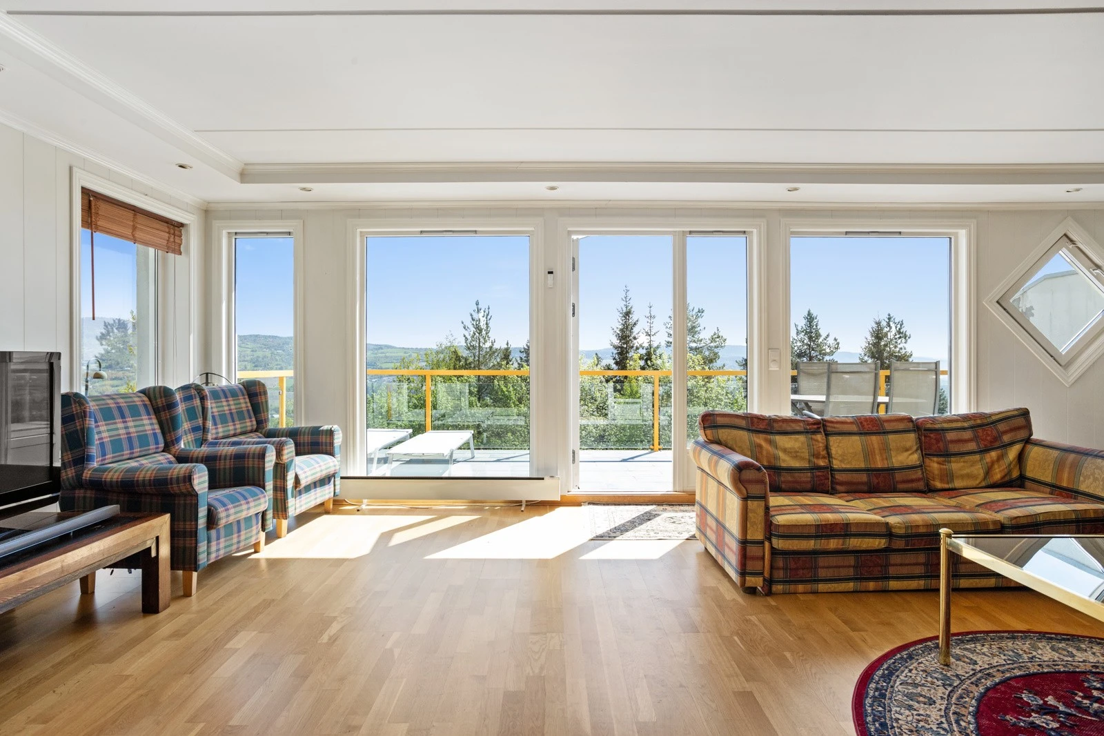 Stor stue med spisestue | vinduer på to sider gjør leiligheten ekstra lys og luftig Galleribilde