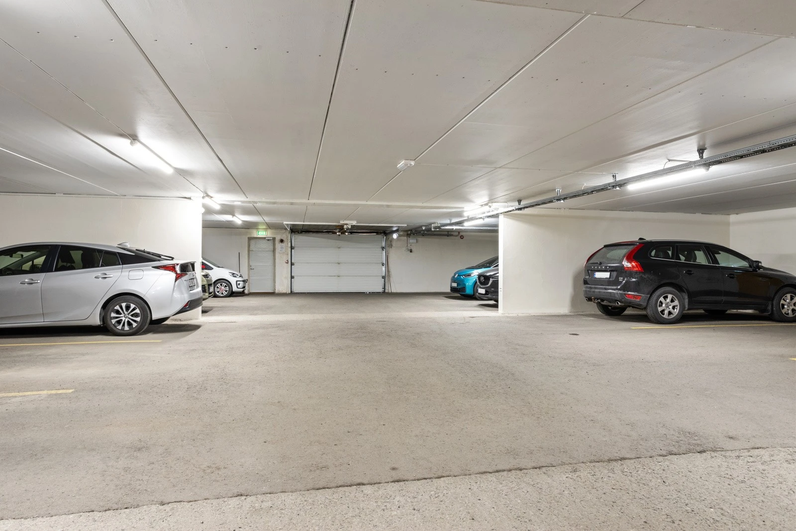 Fellesgarasje med 1-en p plass Galleribilde