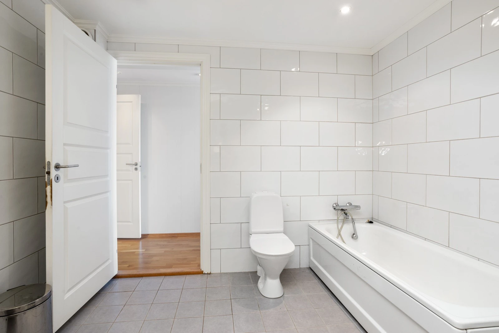 Stort flislagt bad/wc med dusjkabinett og badekar Galleribilde