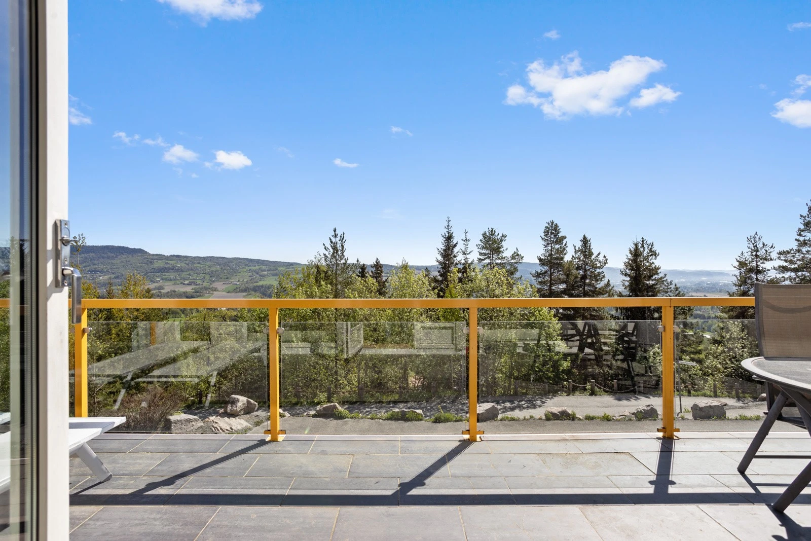 Flott terrasse på 24 kvm med god utsikt mot Lierdalen samt Drammensfjorden i det fjerne Galleribilde