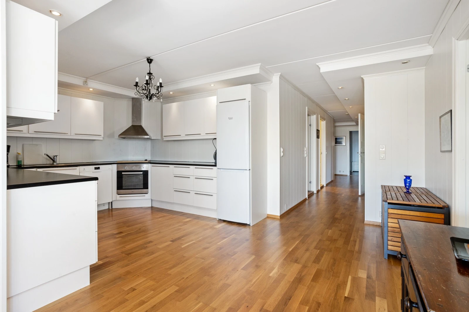 Delvis åpen kjøkkenløsning mot stuen Galleribilde