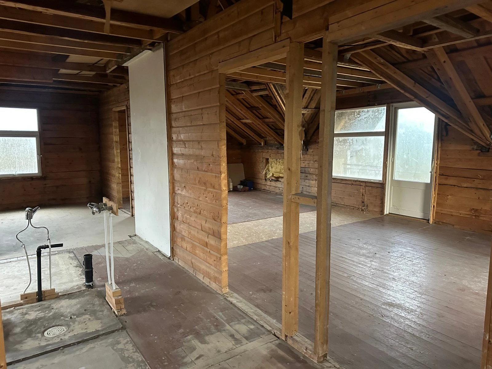 Bygningen er revet innvendig og fremstår som et råbygg. Her vises deler av 2 etasje i hovedhus. Galleribilde