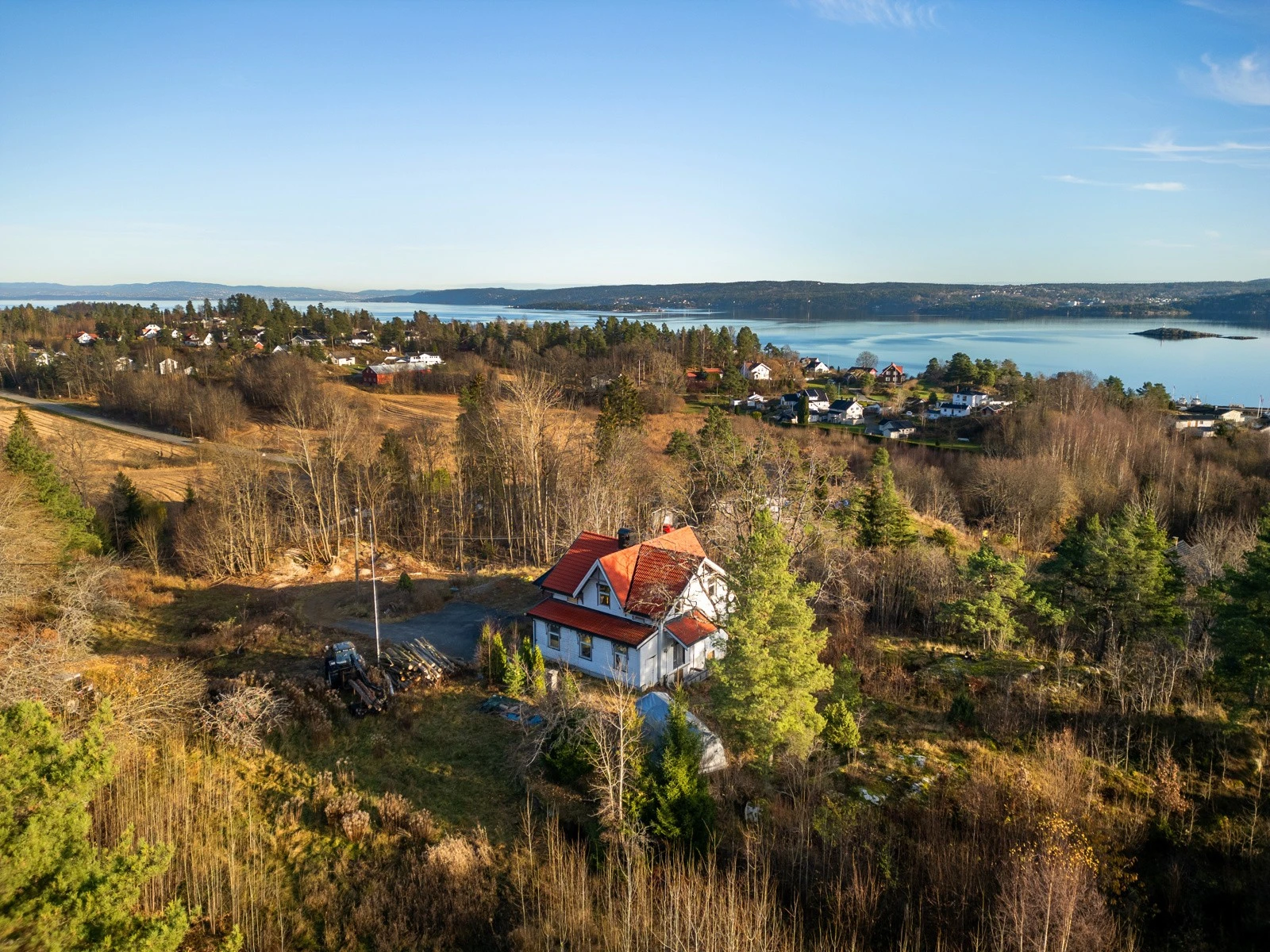 Selger har kjøpt en parsell av tilliggende naboeiendom på 538 kvm. Tomteparsellen ligger på sørsiden av eiendommen i Sundbyveien 89 og vil følge eiendommen ved salg. Totalt tomteareal vil dermed pålyde 15.462 kvm. Galleribilde