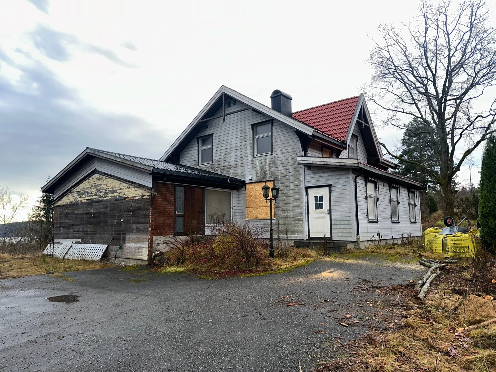 Huset er per dags dato ubeboelig, og omfattende renovering må påberegnes. Galleribilde