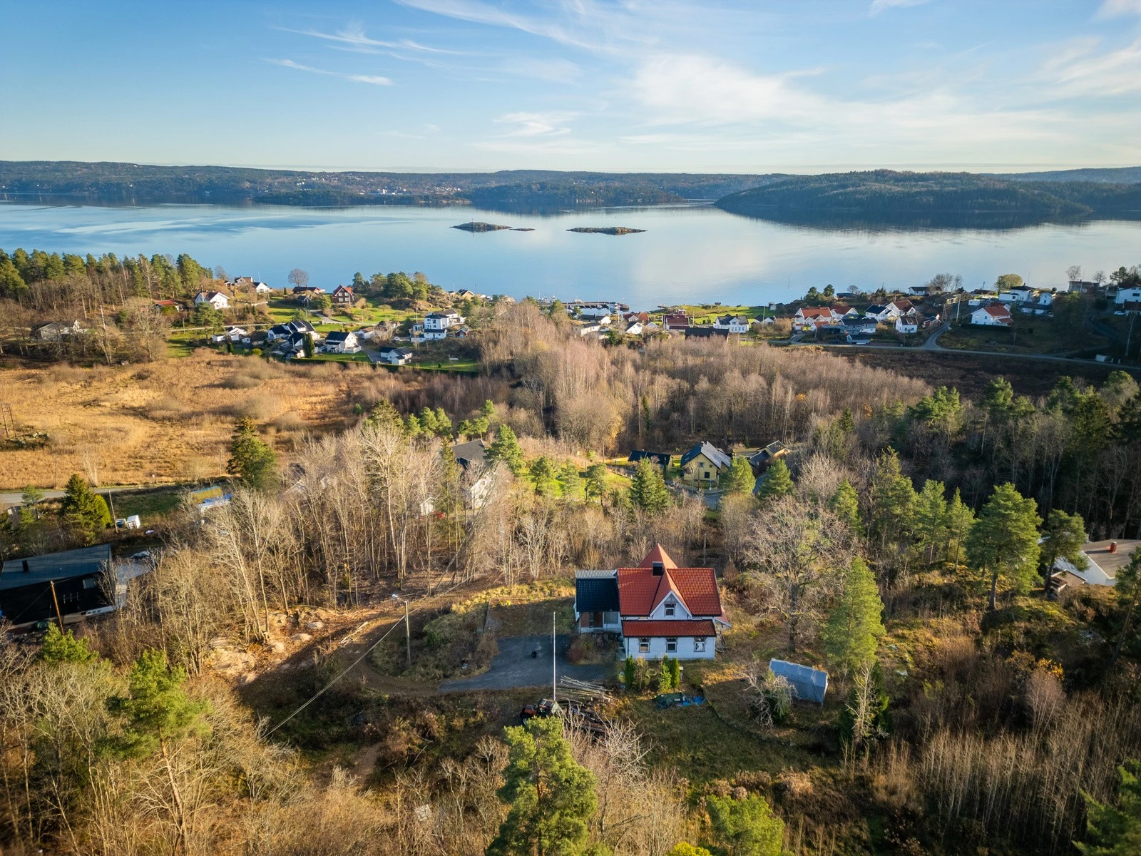 Alexandra Nygård v/ PROAKTIV Eiendomsmegling har gleden av å presentere dere denne unike eiendommen på Båtstø! Galleribilde