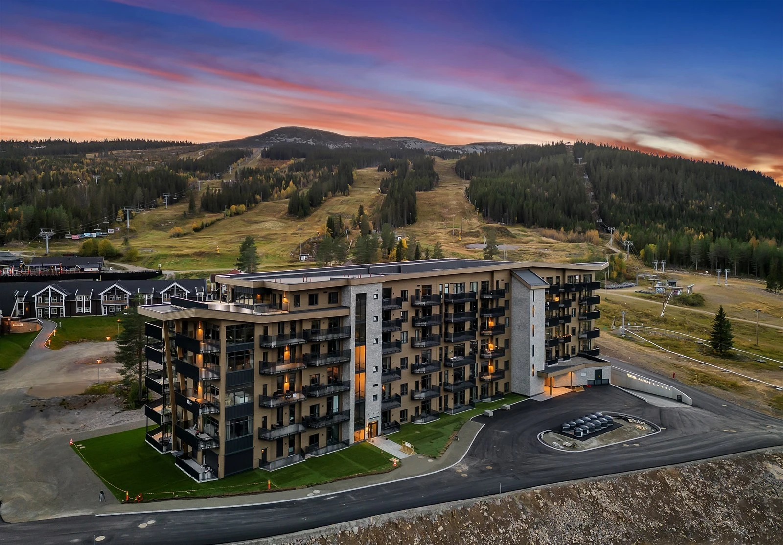 Beliggende i 6. etasje i et moderne bygg fra 2022 ved foten av Trysilfjellet. Galleribilde