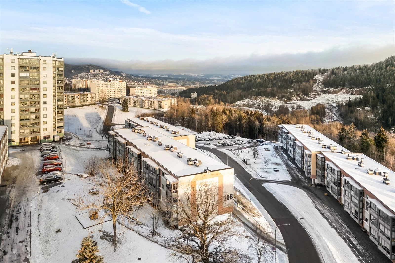 Kort vei ned til Drammen sentrum med gode bussforbindelser fra bussholdeplass plassert rett utenfor leiligheten. Se brakar.no for nærmere informasjon om busstider.