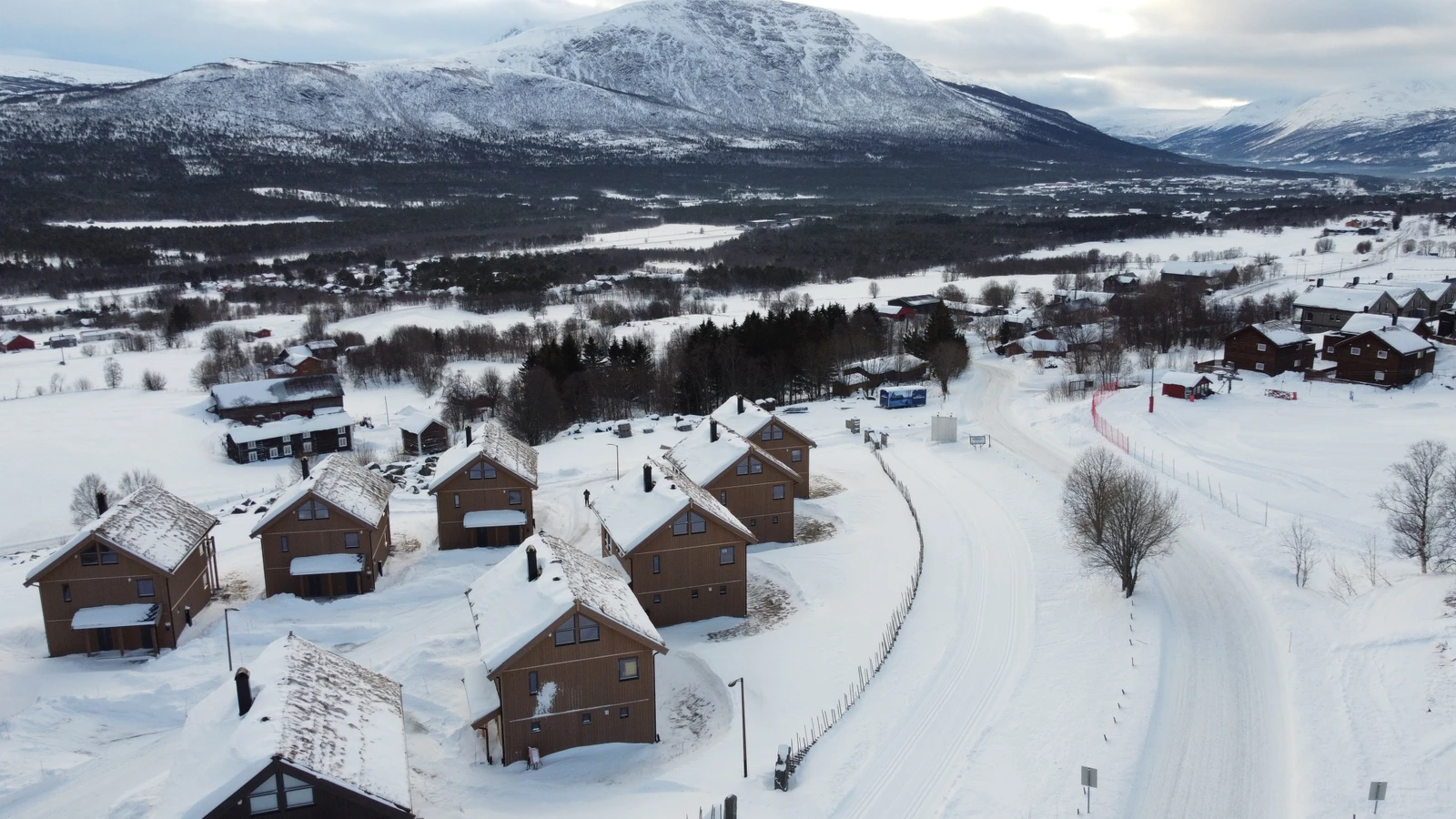 Bak feltet går det langrennsspor Galleribilde