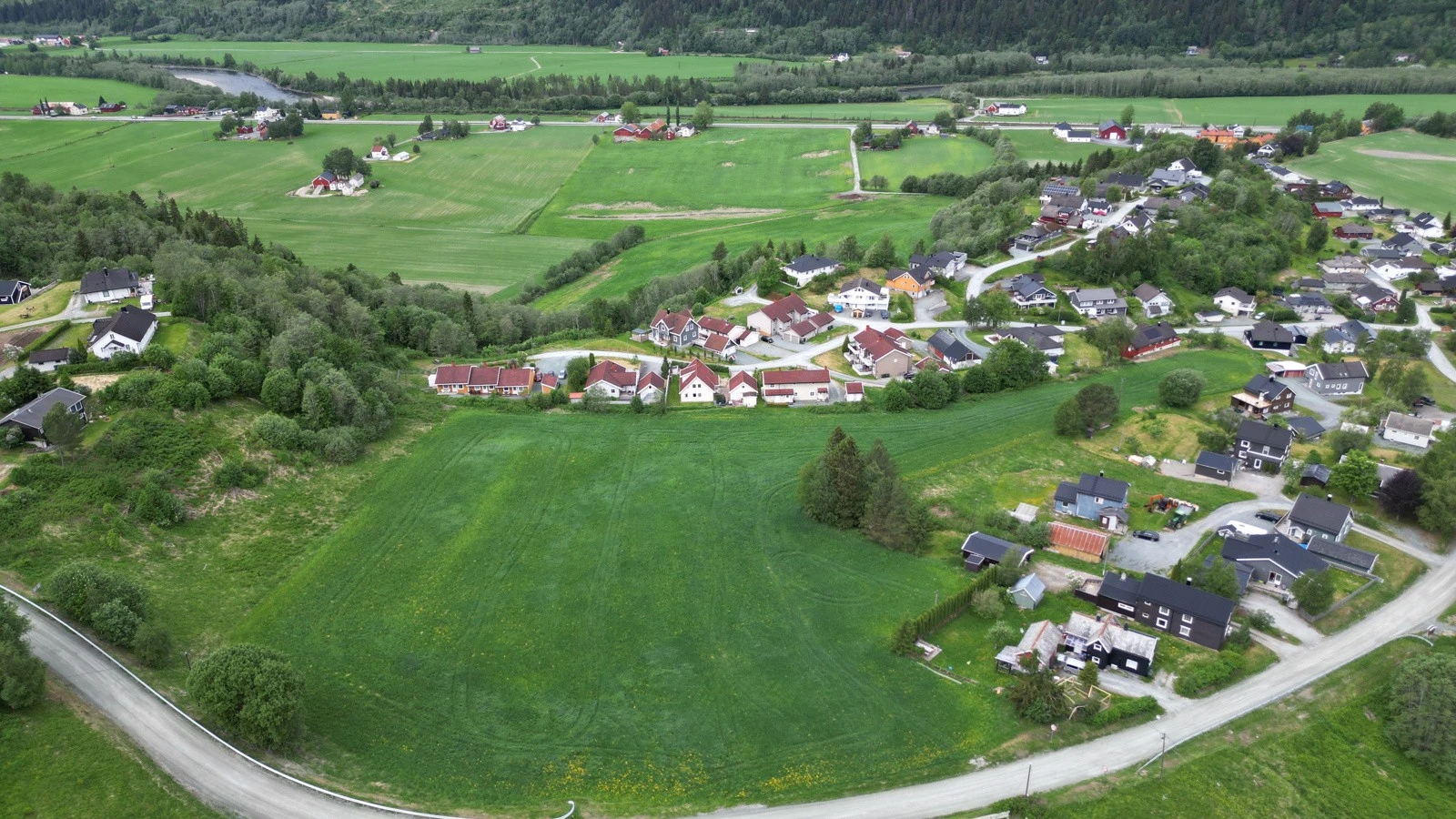 Eiendommen omfatter gnr. 215 bnr. 13 og gnr. 214 bnr. 18. Galleribilde