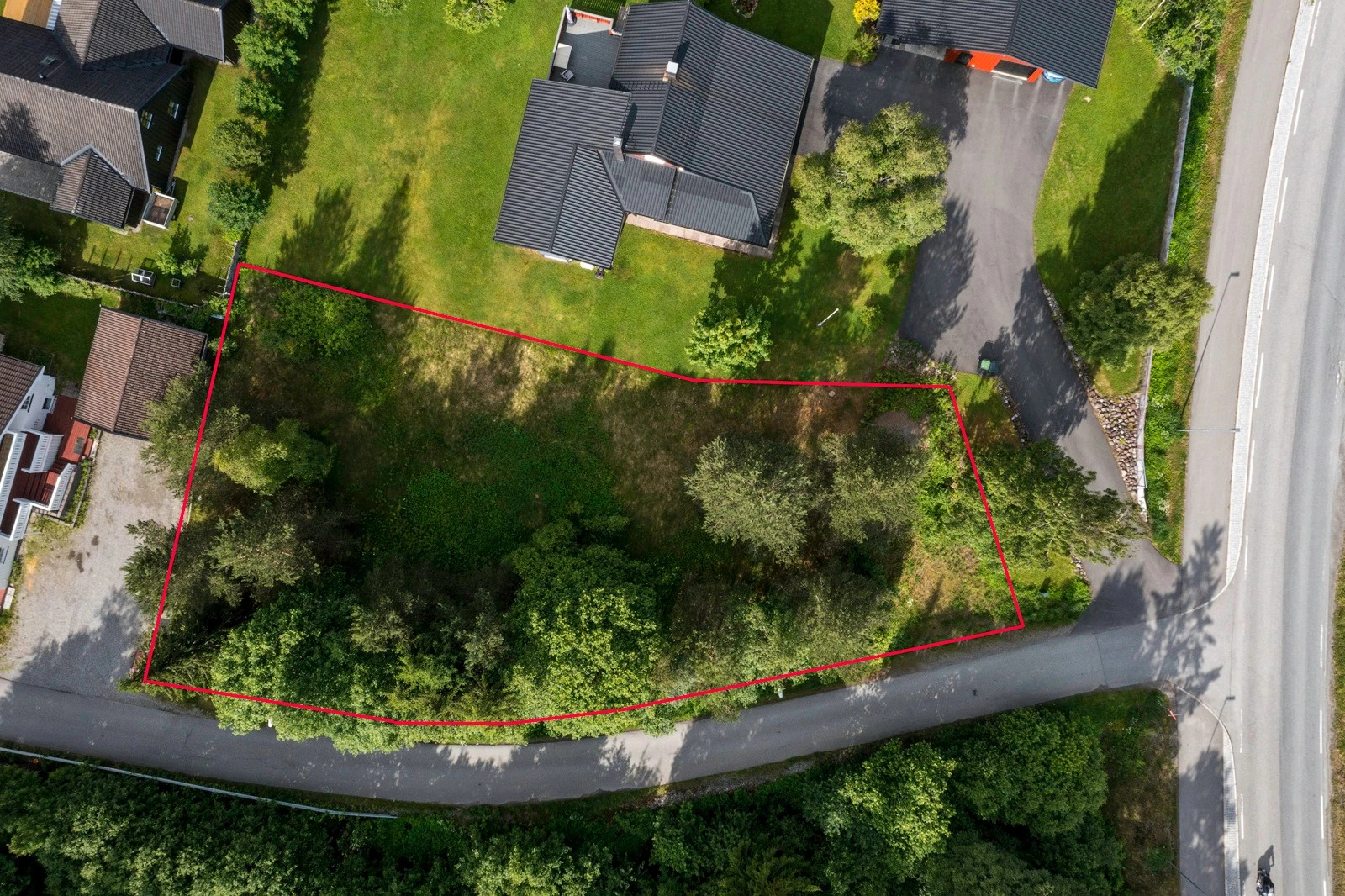 Tomten er en svakt skrånende hjørnetomt på hele 1 269,30 kvm og har et stort potensial for videre utvikling. Galleribilde