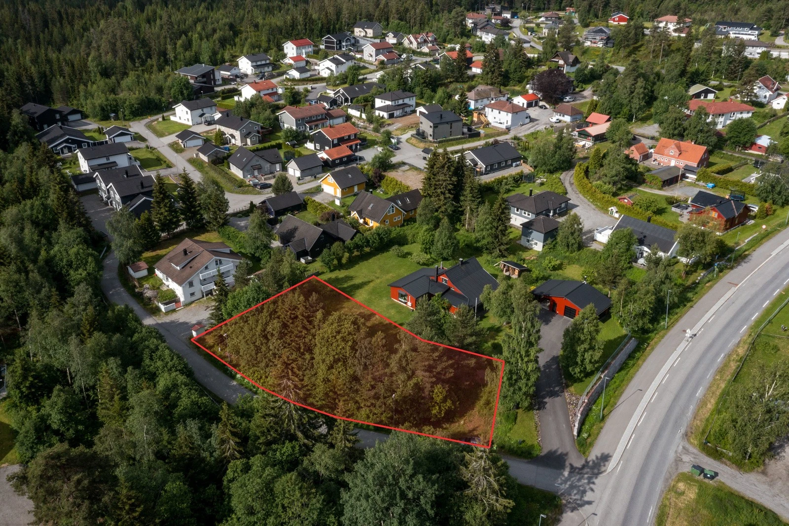 Vi har gleden av å presentere Trolldalsvegen 1C, en attraktiv boligtomt beliggende på Åsgreina i Nannestad kommune. Galleribilde