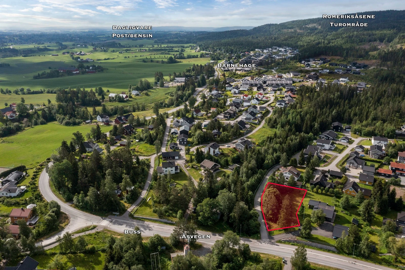 Tomten ligger i naturskjønne omgivelser i et populært og veletablert boligområde. Området har kort vei til skoler, barnehager, butikker og offentlig kommunikasjon. Galleribilde