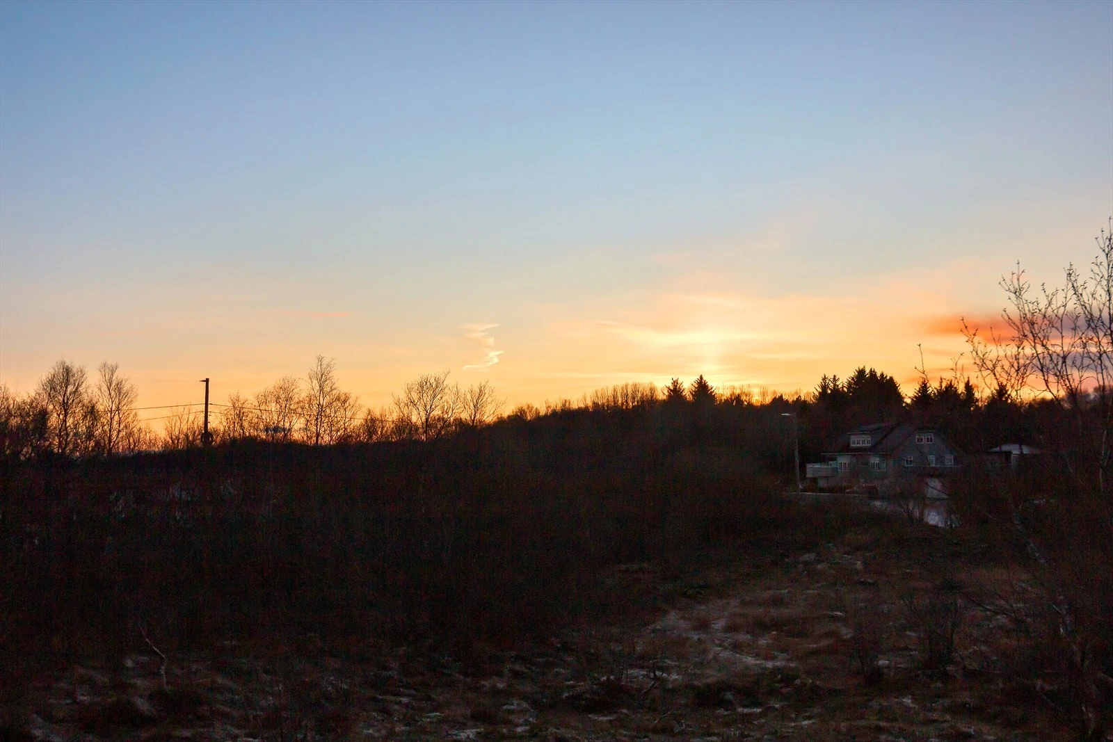 Det er tinglyst rettighet til å legge vei, vann, strøm og utslipp. Kjøperen har også rett til sjøvei. Galleribilde