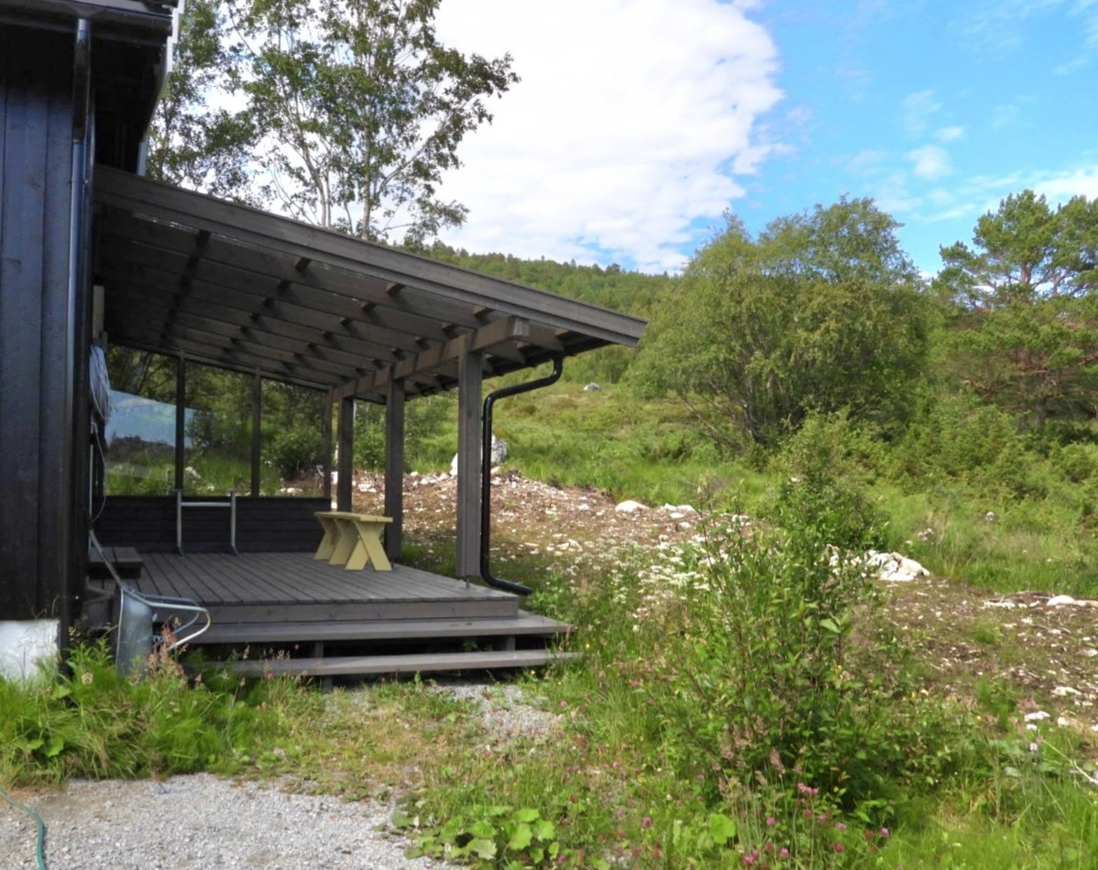 Annekset har en flott terrasse Galleribilde