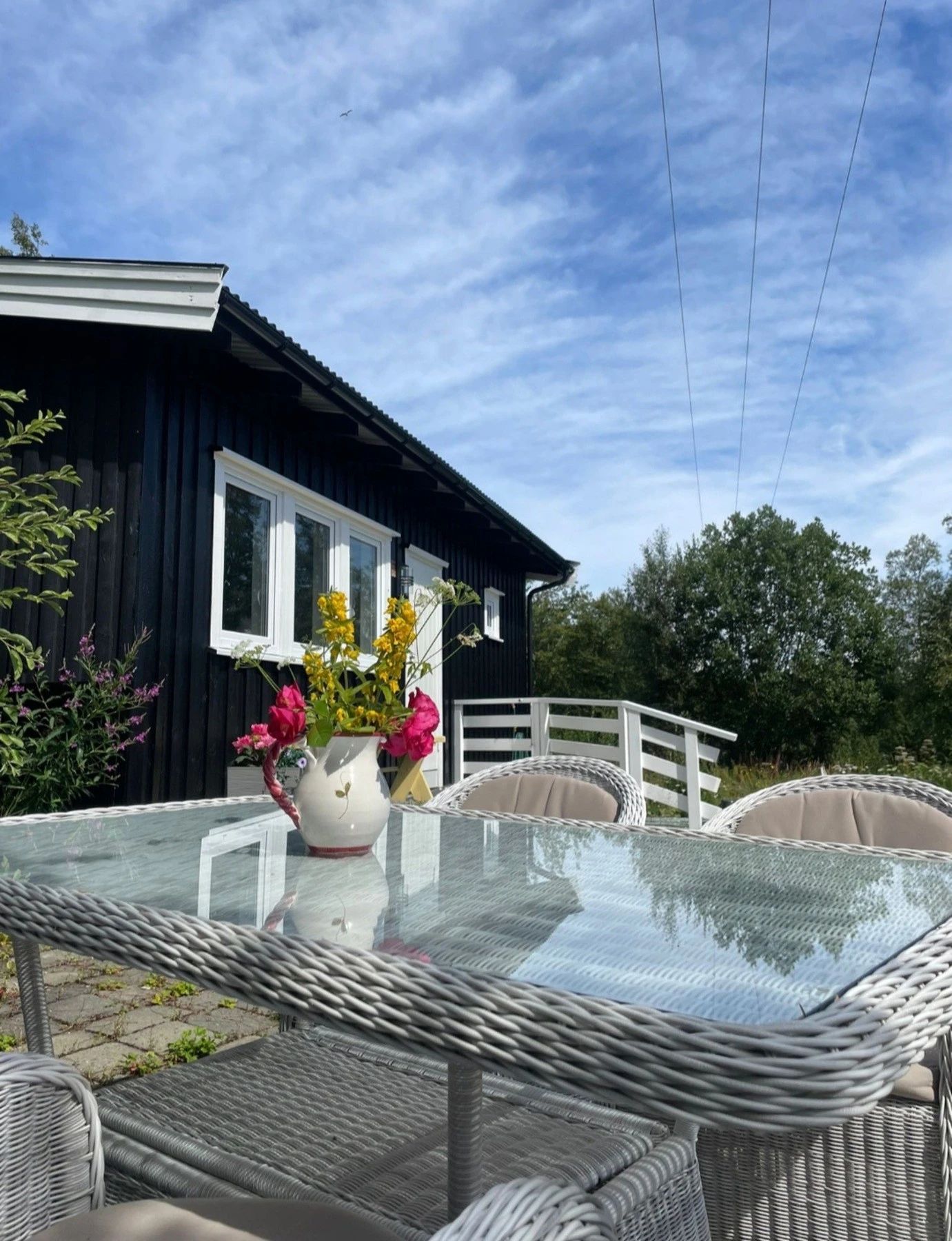 Liten uteplass foran annekset Galleribilde