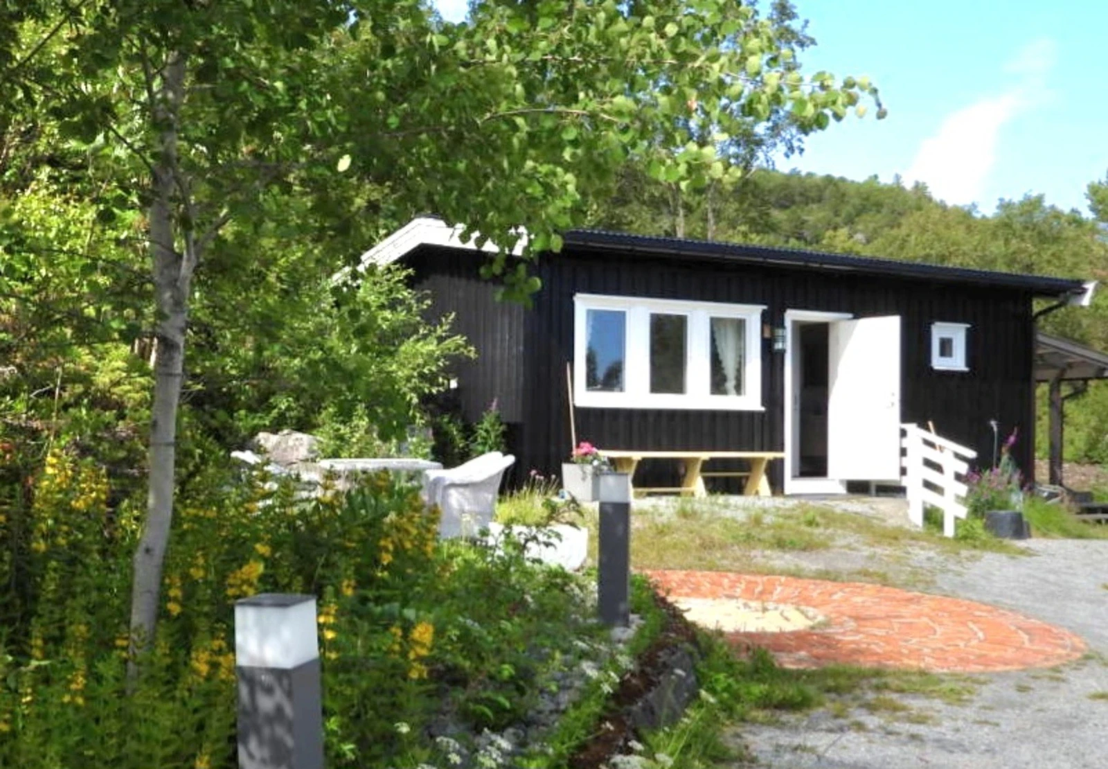 Garasjen øverst på førstebildet er bygget om til et nytt anneks. Galleribilde