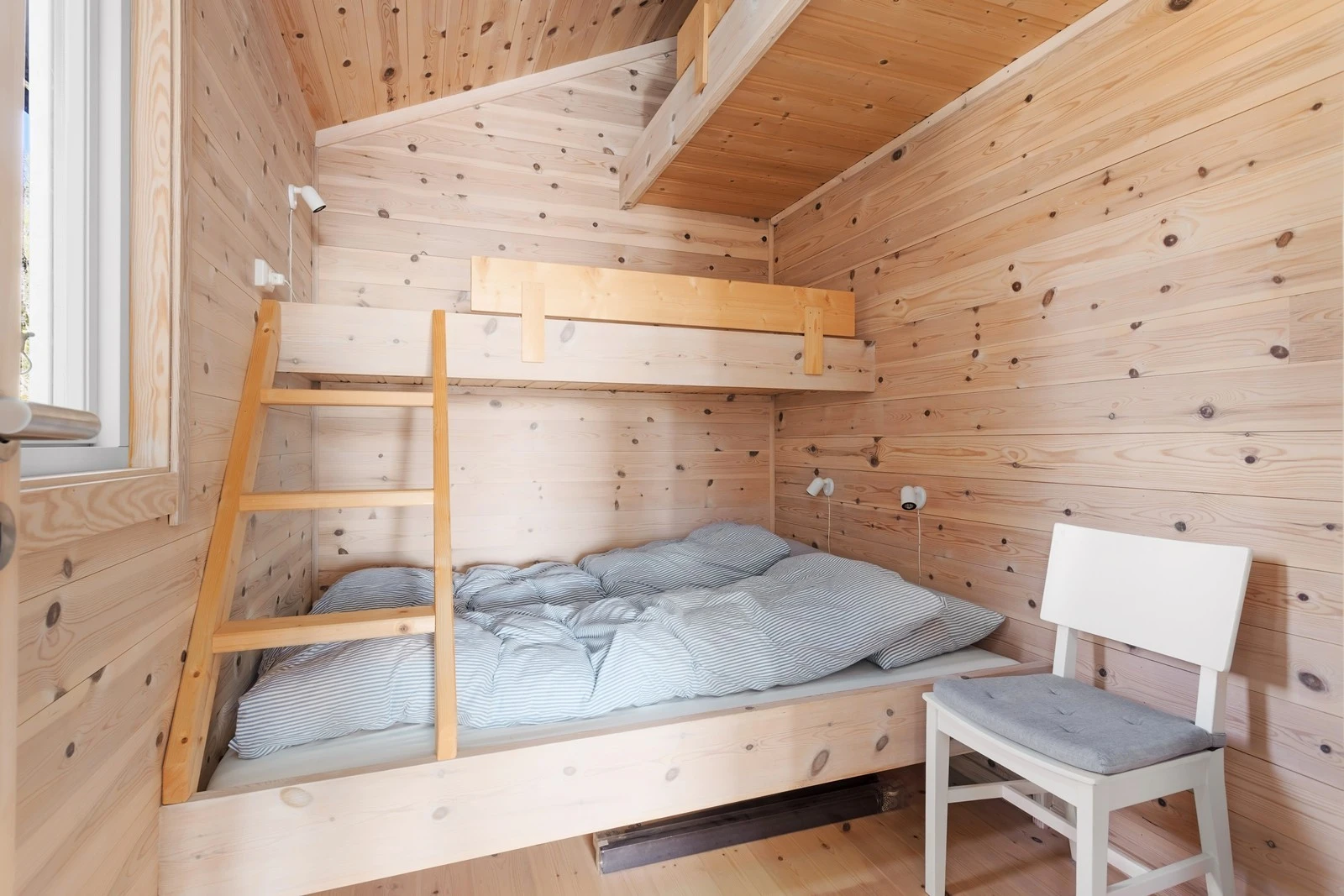 Rommene er godt utnyttet med fokus på funksjonalitet, og køyesengene gjør det enkelt å huse både familie og gjester. Galleribilde