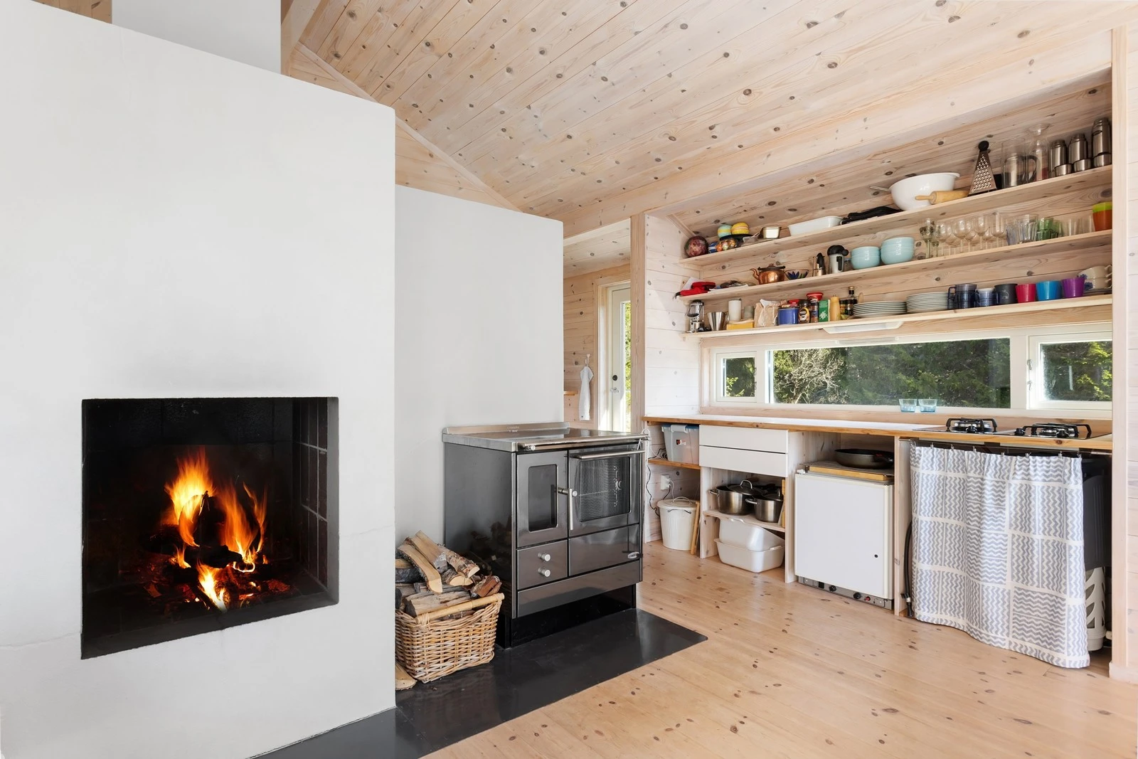 Kjøkkenet har en koketopp med tre gassbluss, som gjør matlagingen effektiv, mens den kombinerte vedfyrte stekeovnen fra Lohberger gir en autentisk hyttestemning. Galleribilde
