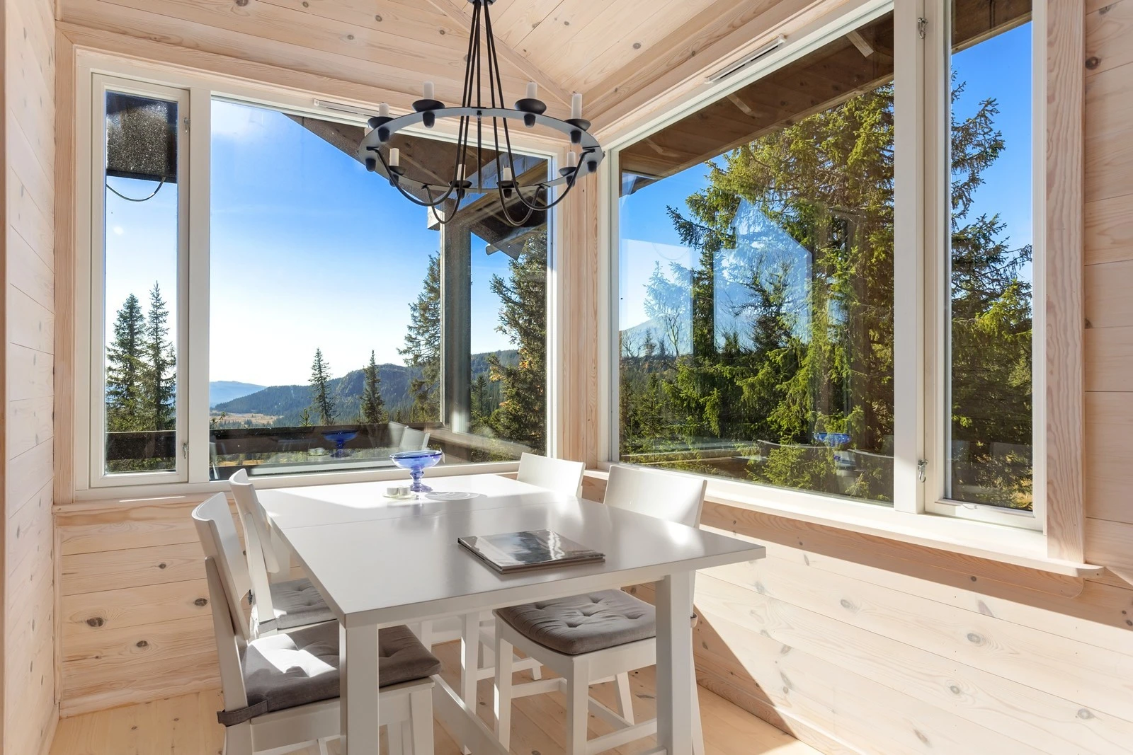 Gjennom vinduene har man utsyn over den flotte naturen utenfor. Galleribilde