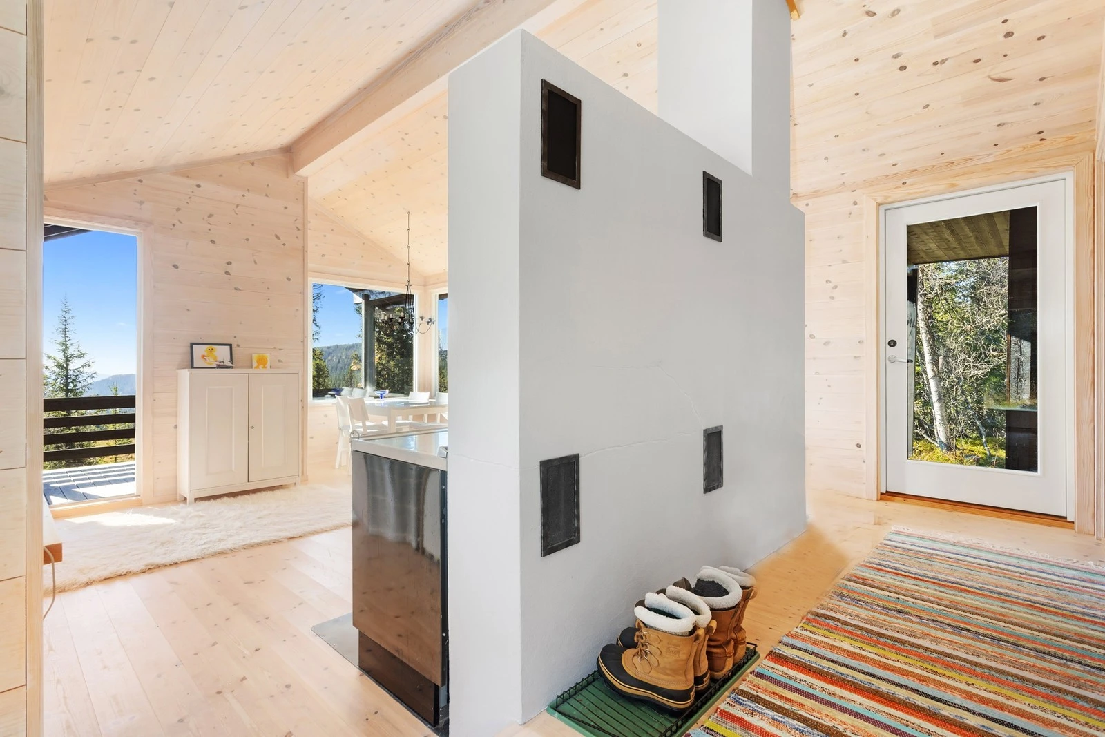 En elementpipe fungerer som en romdeler mellom stue, kjøkken og entré. Galleribilde